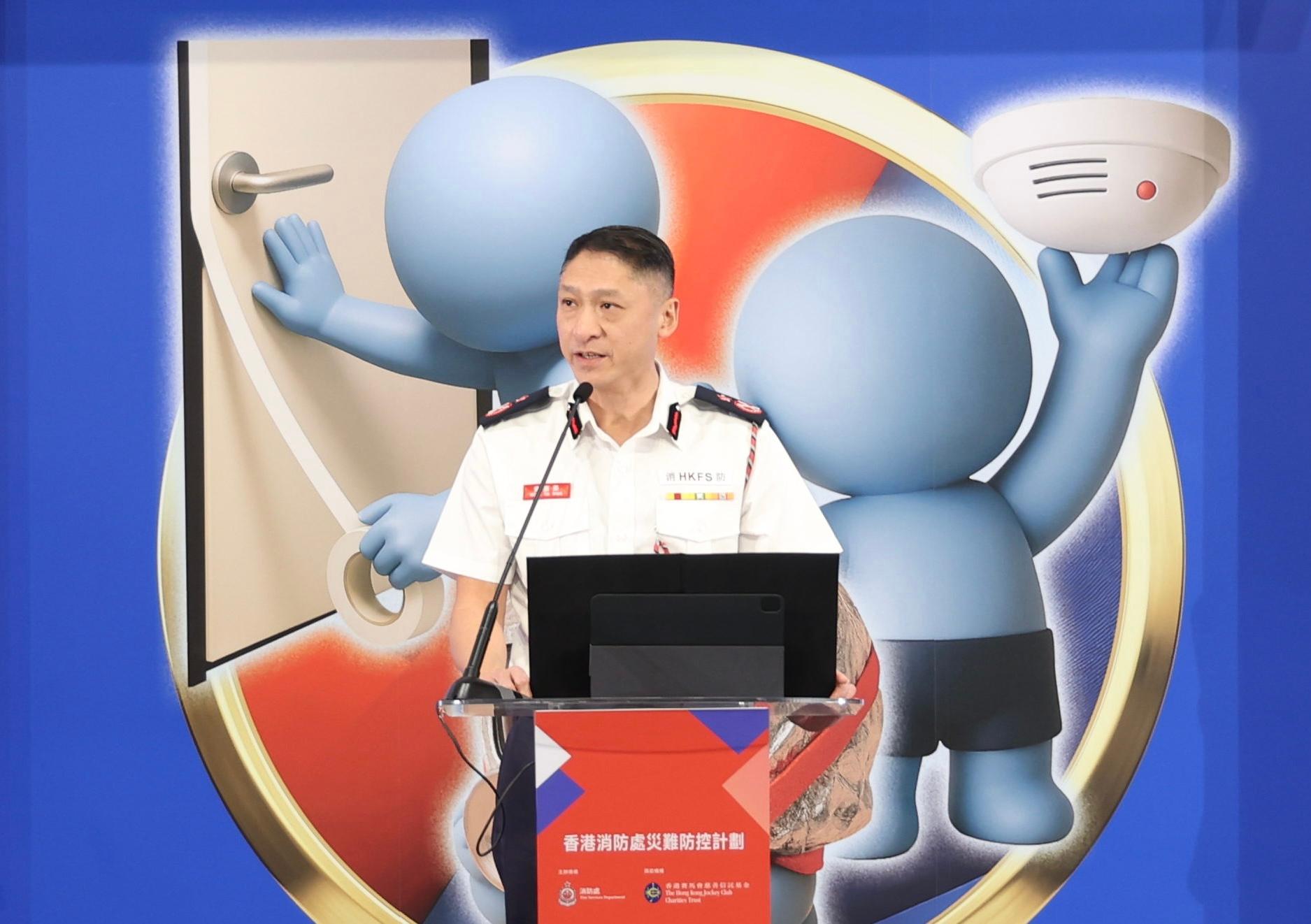 The Fire Services Department held the Winter Disaster and Emergency Preparedness Promotional Months launching ceremony and Fire Services Department Community Emergency Responder award ceremony at New Town Plaza in Sha Tin today (November 1). Photo shows the Deputy Director of Fire Services (Public Safety and Corporate Strategy), Mr Wong Ka-wing, delivering a speech at the ceremony.