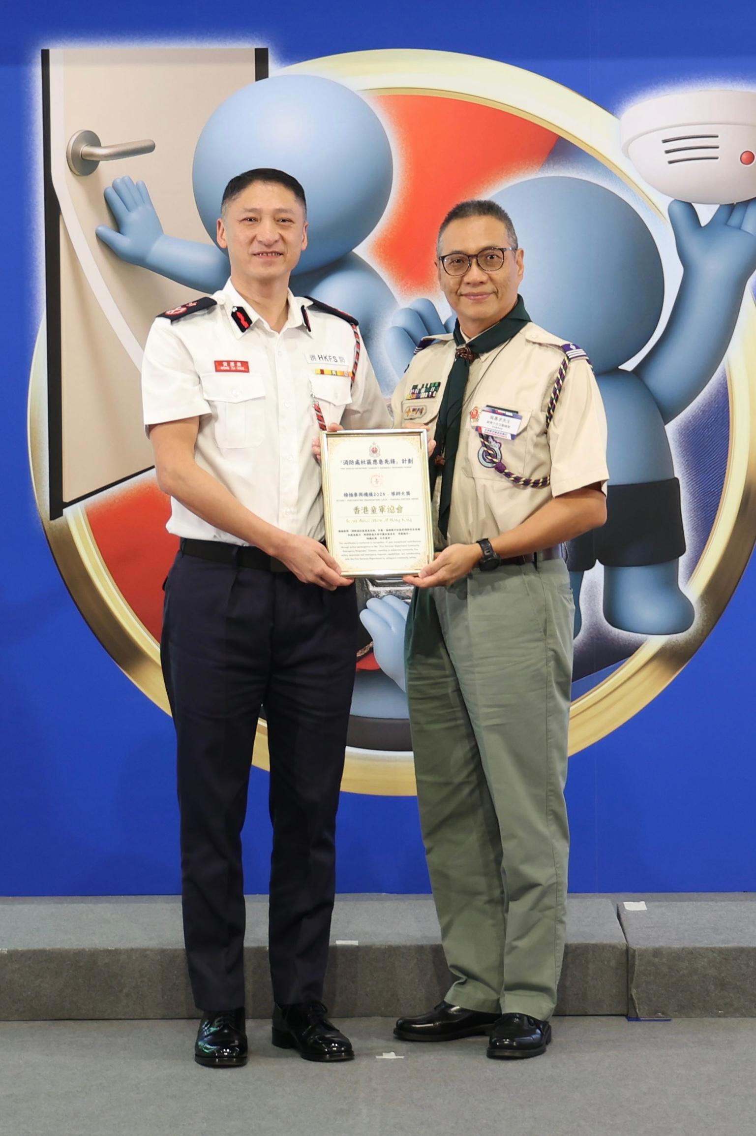 The Fire Services Department held the Winter Disaster and Emergency Preparedness Promotional Months launching ceremony and Fire Services Department Community Emergency Responder (FSDCER) award ceremony at New Town Plaza in Sha Tin today (November 1). Photo shows the Deputy Director of Fire Services (Public Safety and Corporate Strategy), Mr Wong Ka-wing (left), presenting a certificate to a representative from an organisation that proactively supports the FSDCER scheme, in recognition of their contribution to promoting disaster preparedness across public and private sectors.