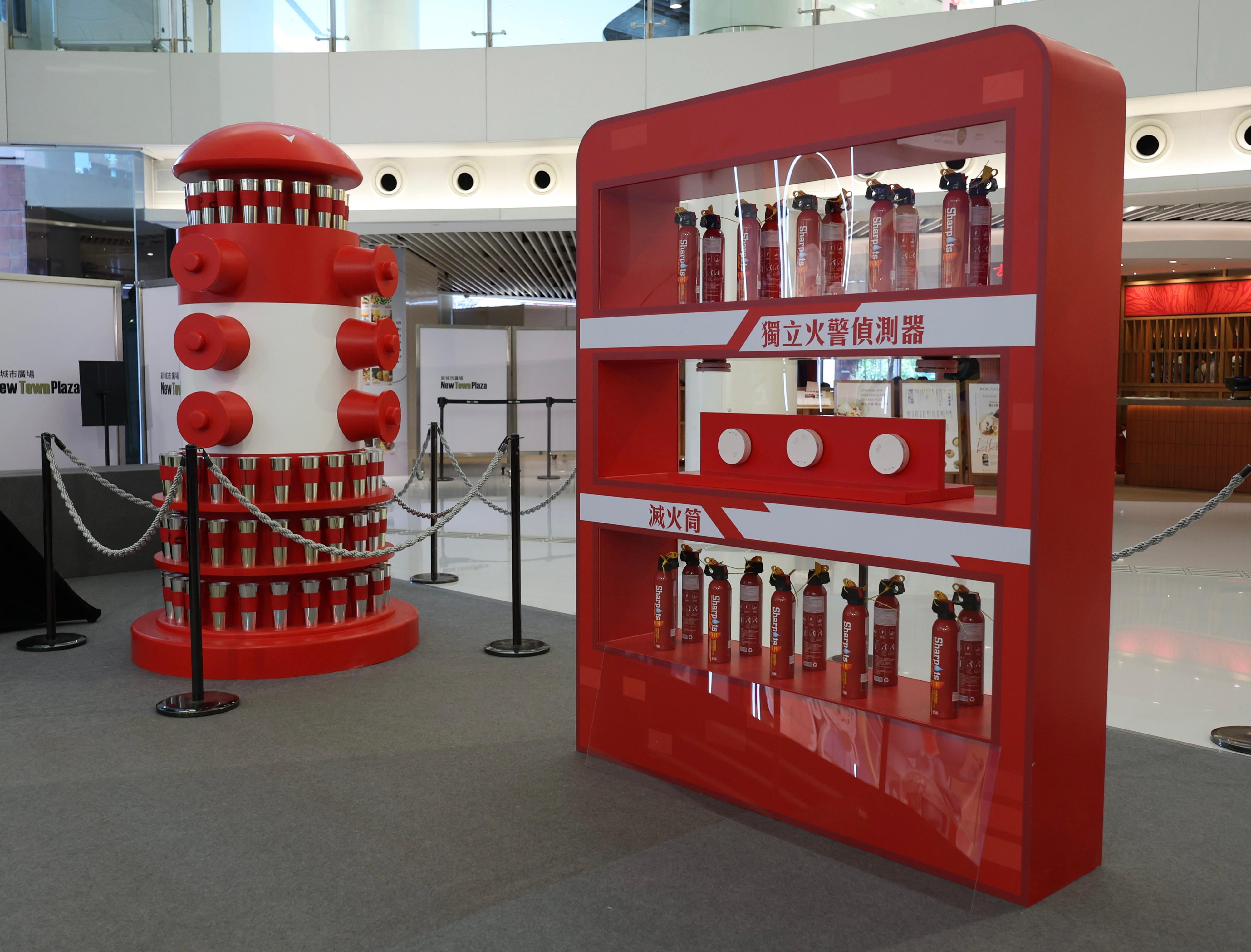 The Fire Services Department held the Winter Disaster and Emergency Preparedness Promotional Months launching ceremony and Fire Services Department Community Emergency Responder award ceremony at New Town Plaza in Sha Tin today (November 1). Photo shows a display corner of stand-alone fire detectors and fire extinguishers.