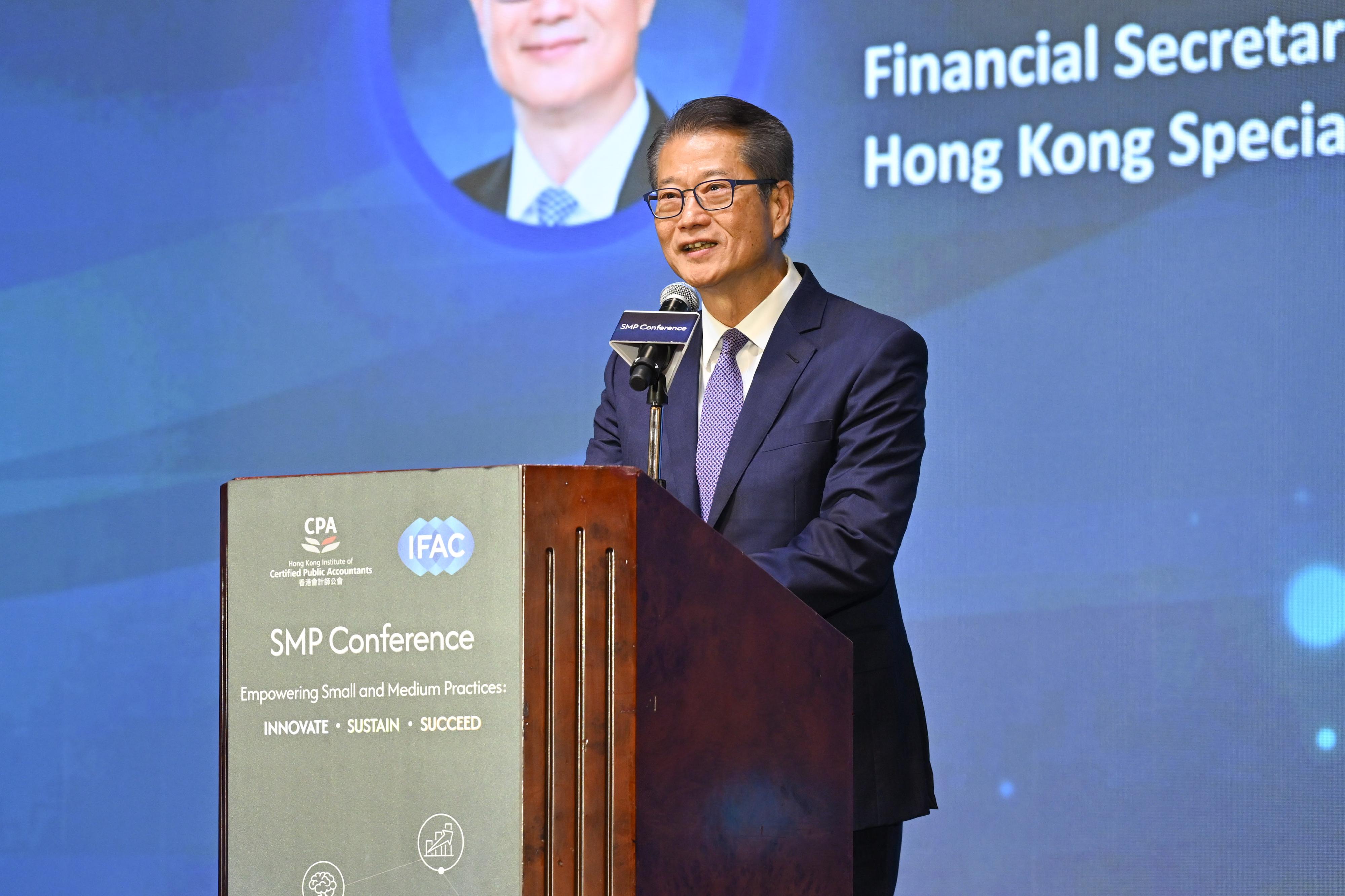 The Financial Secretary, Mr Paul Chan, attended the Small and Medium Practices Conference jointly organised by the Hong Kong Institute of Certified Public Accountants and the International Federation of Accountants today (November 1). Photo shows Mr Chan delivering a speech at the conference.