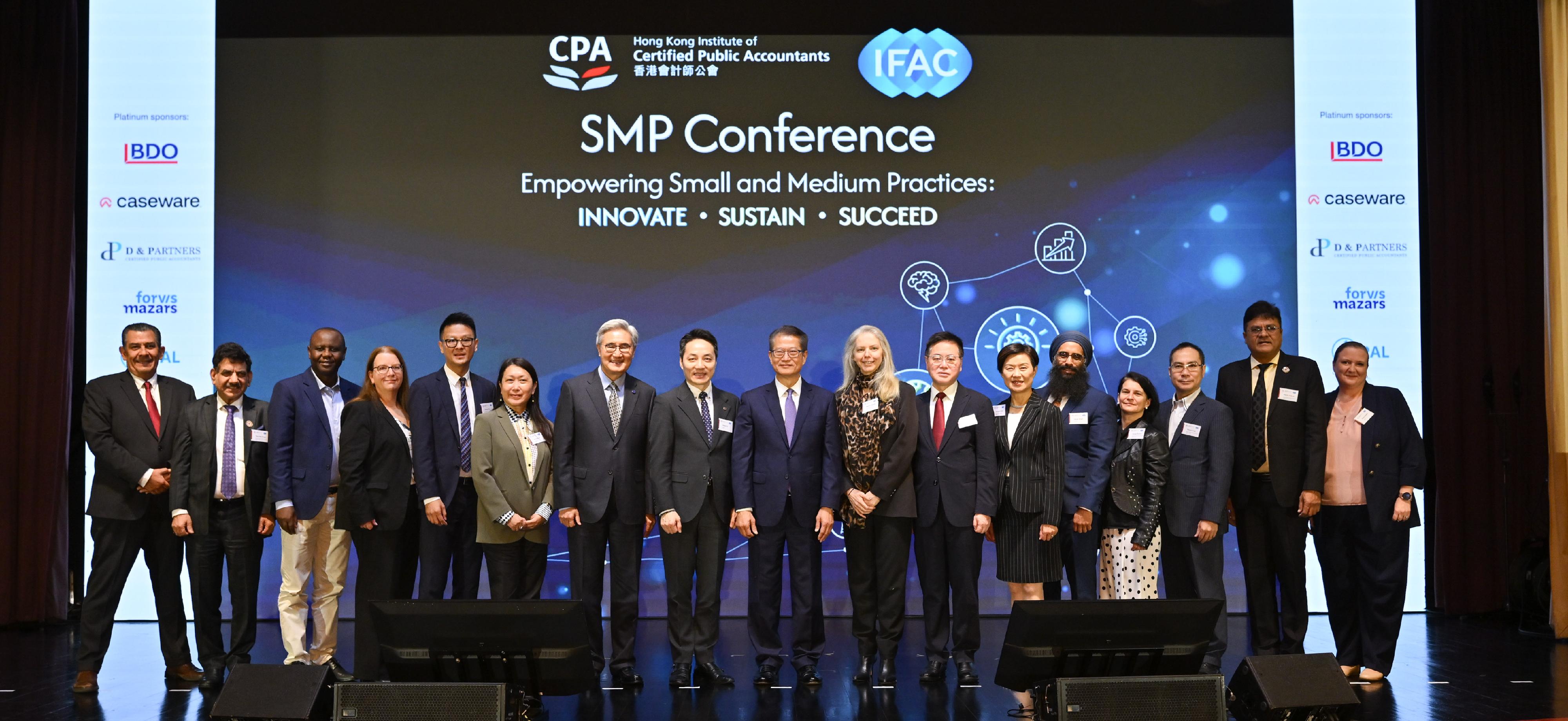 The Financial Secretary, Mr Paul Chan, attended the Small and Medium Practices Conference jointly organised by the Hong Kong Institute of Certified Public Accountants (HKICPA) and the International Federation of Accountants (IFAC) today (November 1). Photo shows Mr Chan (centre) with the President of the HKICPA, Mr Edward Au (eighth left); the Chair of the Small and Medium Practices Advisory Group of the IFAC, Ms Monica Foerster (eighth right); the Chairman of the Accounting and Financial Reporting Council, Dr David Sun (seventh left); and other guests.