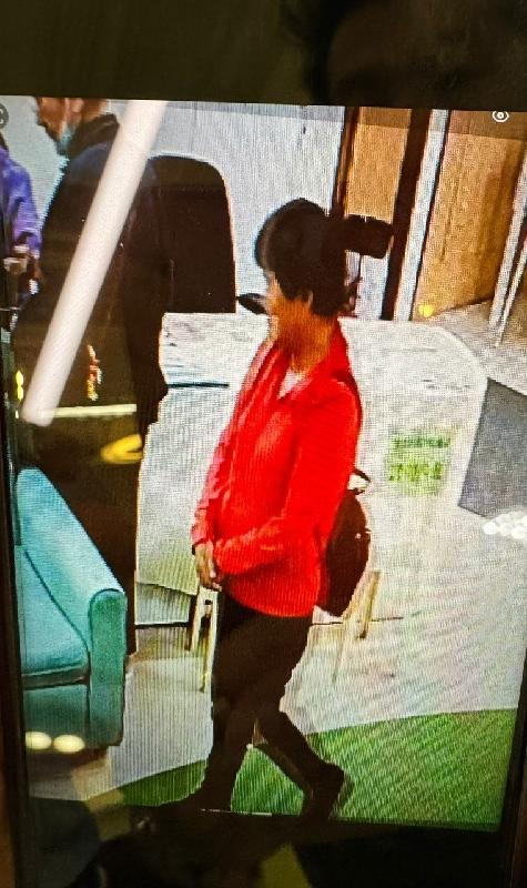 Kam Lai-fan, aged 67, is about 1.6 metres tall, 50 kilograms in weight and of medium build. She has a square face with yellow complexion and short black hair. She was last seen wearing a red long-sleeved jacket, a pink short-sleeved T-shirt, black trousers, black shoes and carrying a red backpack.
