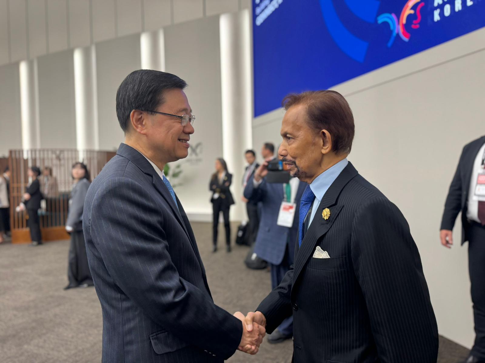 行政長官李家超今日（十一月一日）在韓國慶州出席亞太區經濟合作組織領導人非正式會議。圖示李家超（左）和汶萊蘇丹哈桑納爾（右）進行會議前合照。