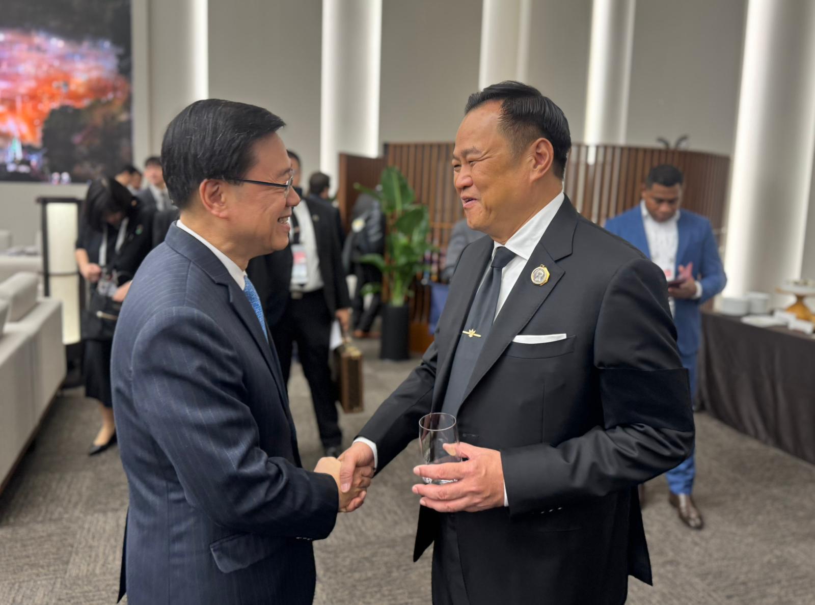 行政長官李家超今日（十一月一日）在韓國慶州出席亞太區經濟合作組織領導人非正式會議。圖示李家超（左）和泰國總理阿努廷（右）進行會議前合照。
