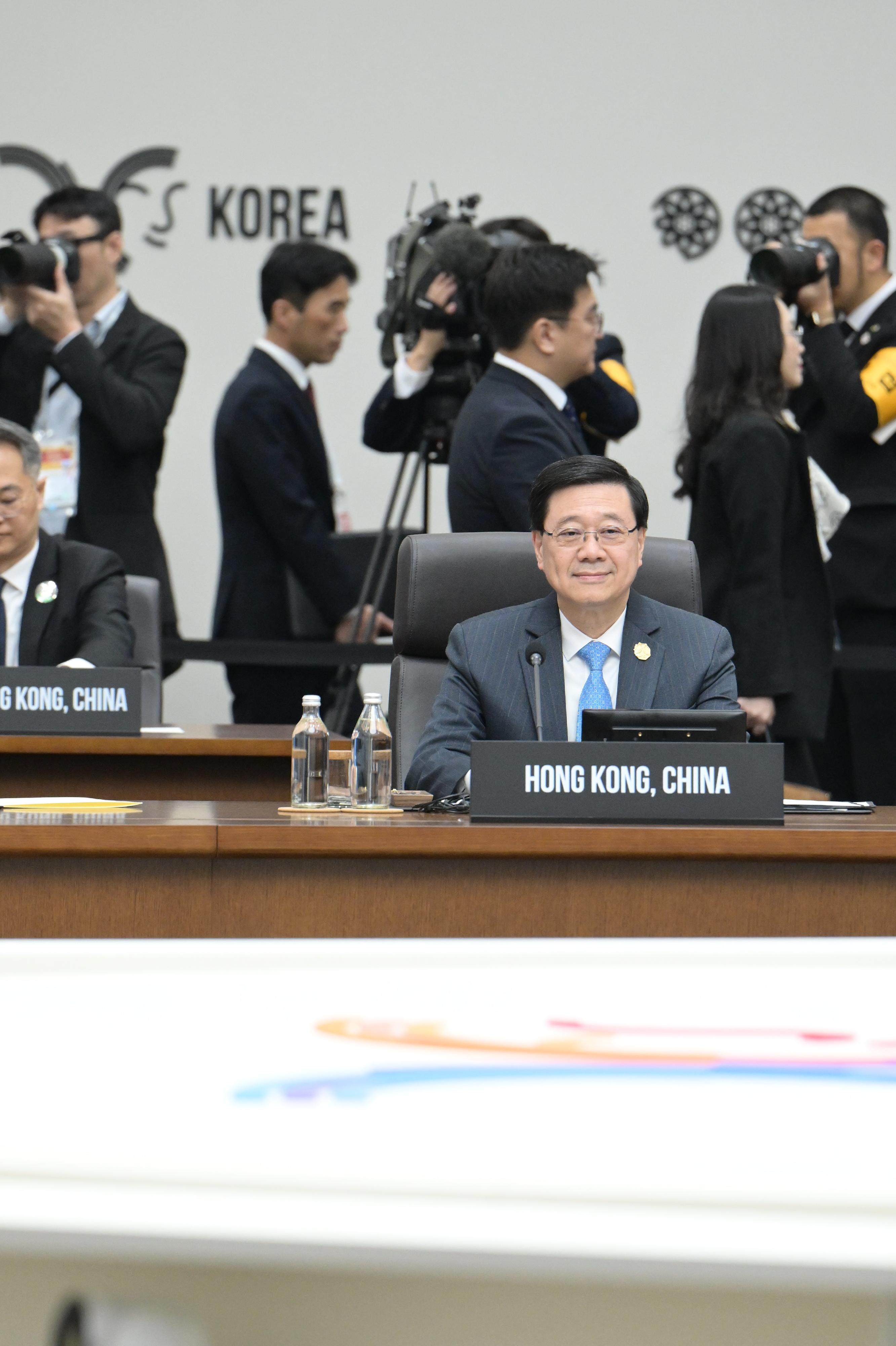 行政長官李家超今日（十一月一日）在韓國慶州出席亞太區經濟合作組織領導人非正式會議。