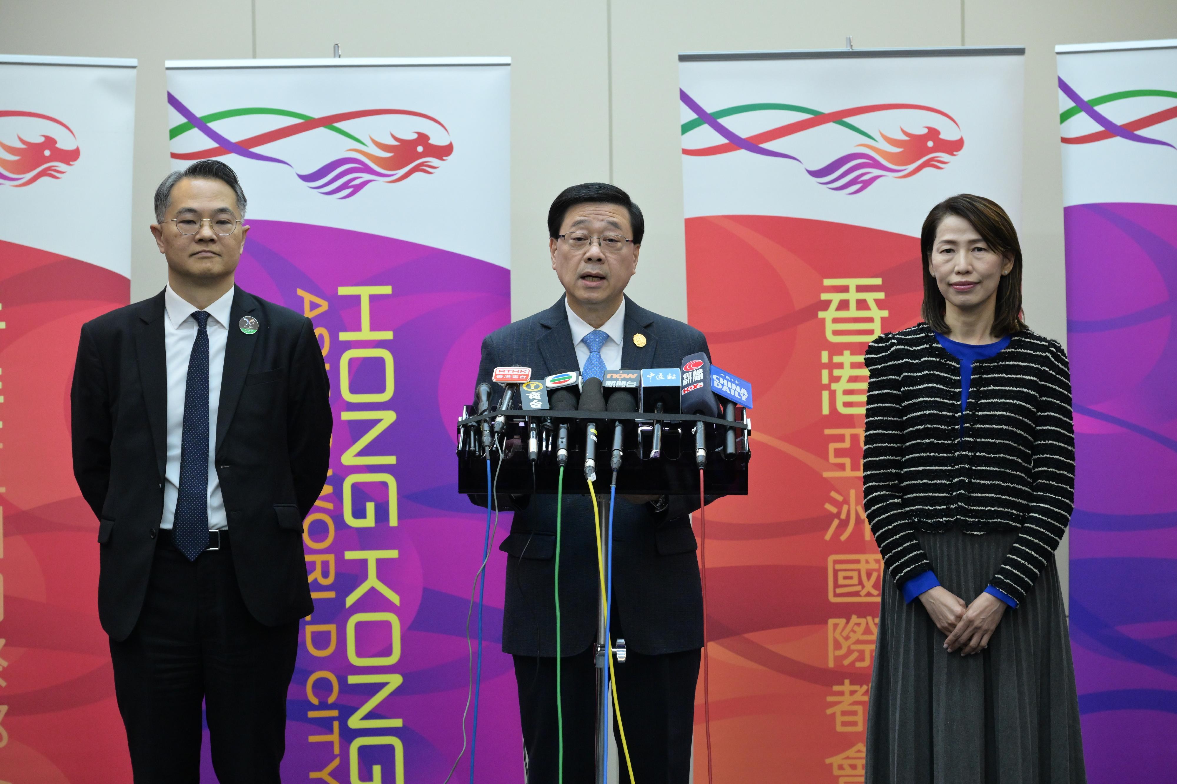 行政長官李家超（中）今日（十一月一日）在行政長官辦公室主任葉文娟（右）和工業貿易署署長廖廣翔（左）陪同下，在韓國慶州訪問行程期間會見傳媒。