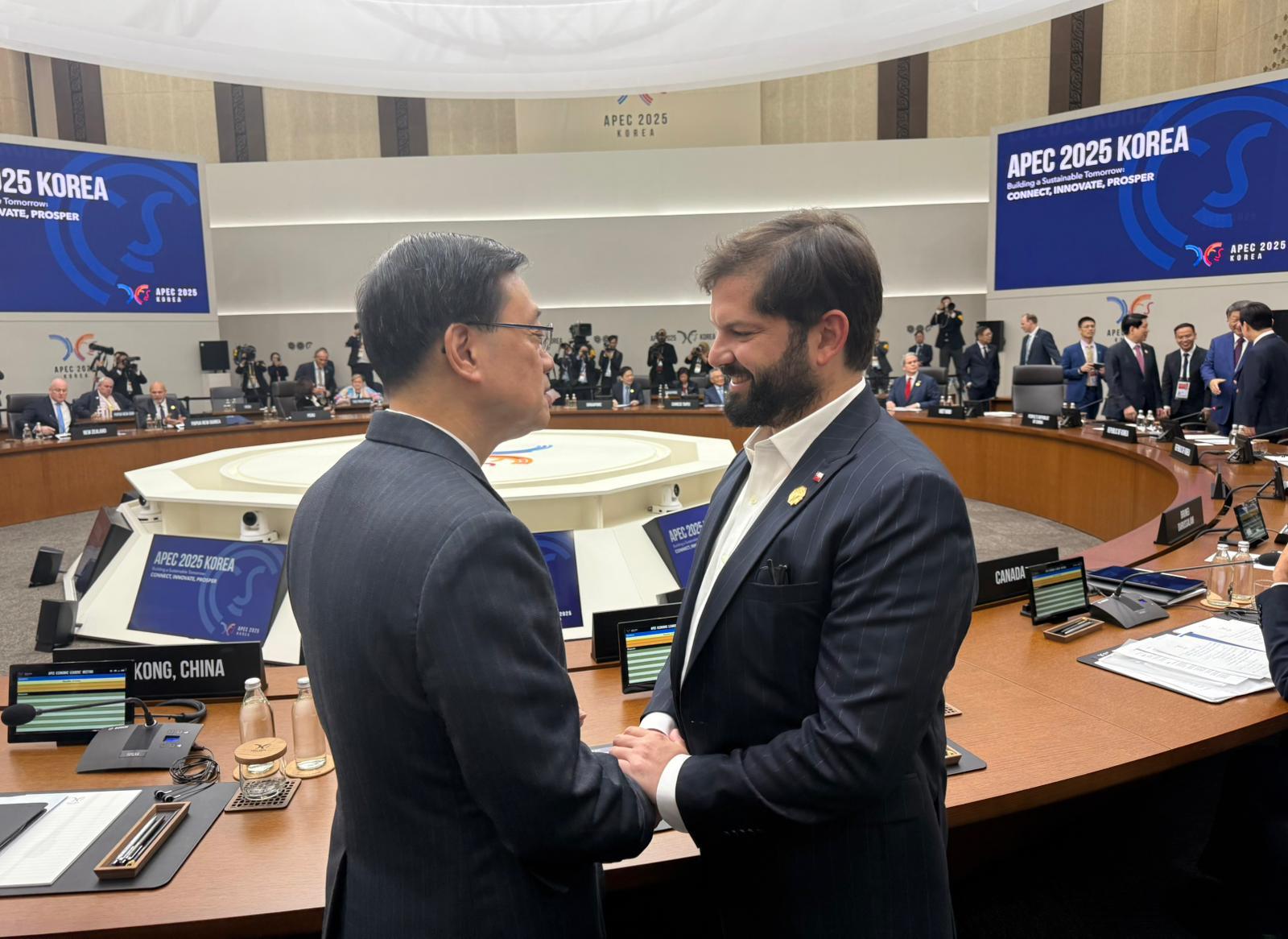 The Chief Executive, Mr John Lee, attended the Asia-Pacific Economic Cooperation Economic Leaders' Meeting in Gyeongju, Korea today (November 1). Photo shows Mr Lee (left) and President of Chile, Mr Gabriel Boric (right) before the meeting.