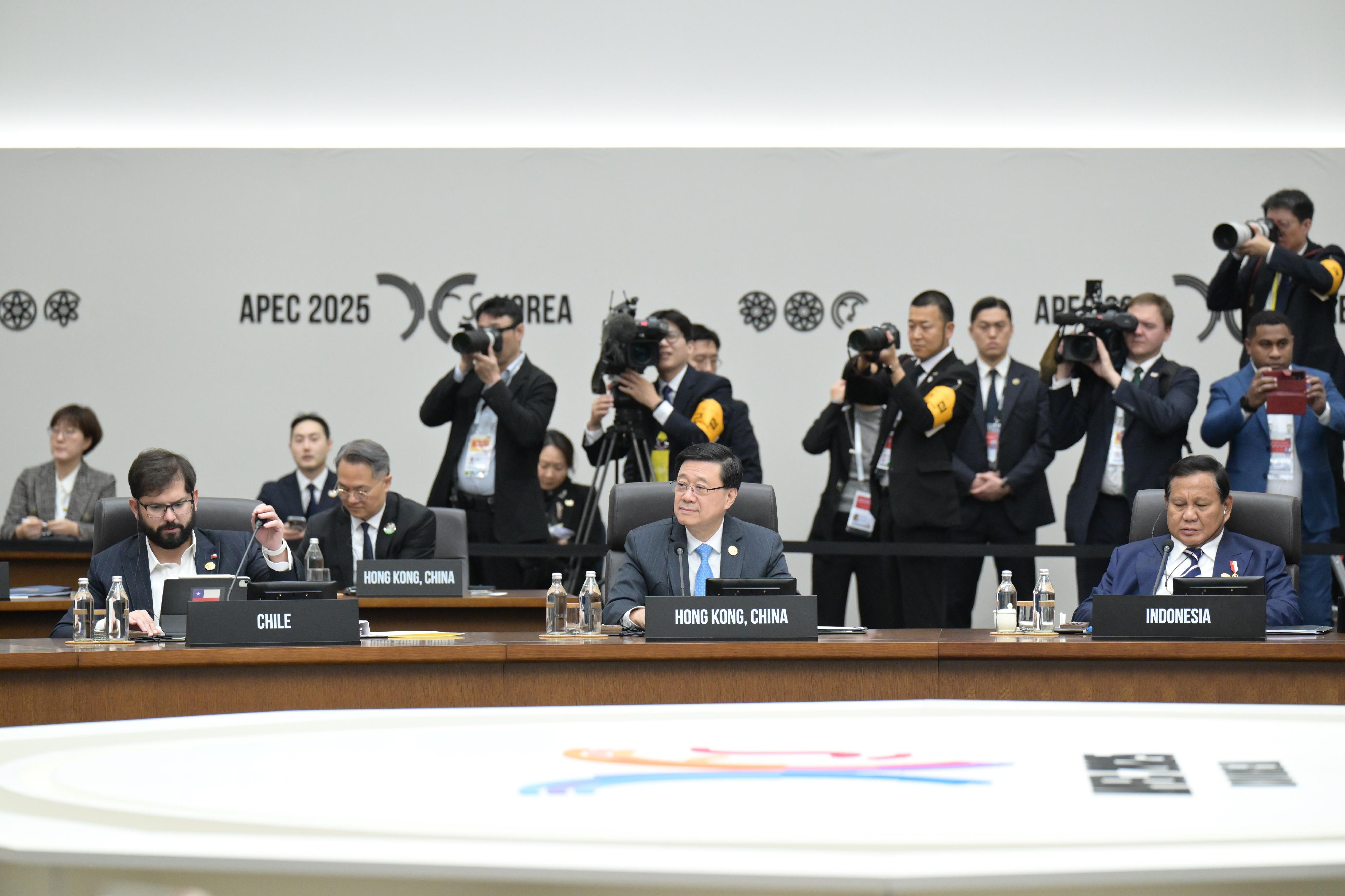 The Chief Executive, Mr John Lee (centre), attended the Asia-Pacific Economic Cooperation Economic Leaders' Meeting in Gyeongju, Korea today (November 1).