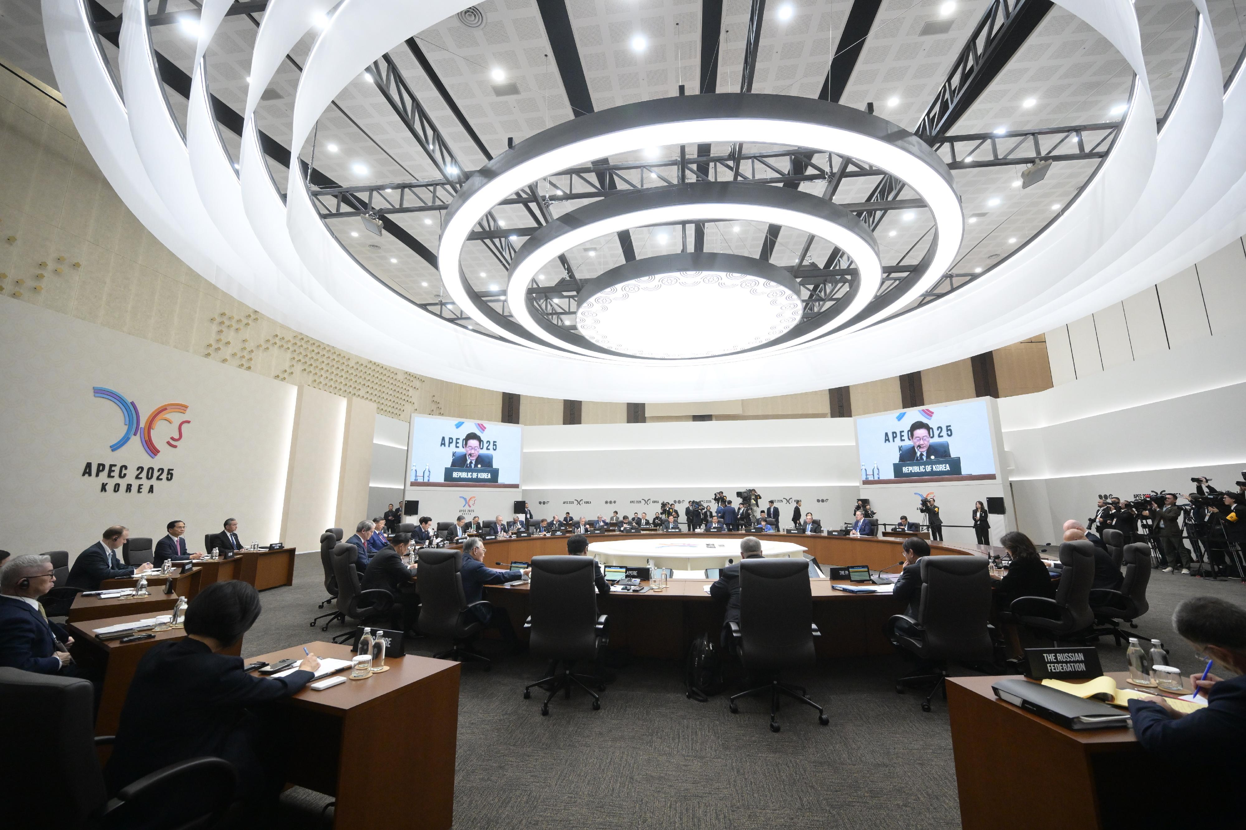 The Chief Executive, Mr John Lee, attended the Asia-Pacific Economic Cooperation Economic Leaders' Meeting in Gyeongju, Korea today (November 1).