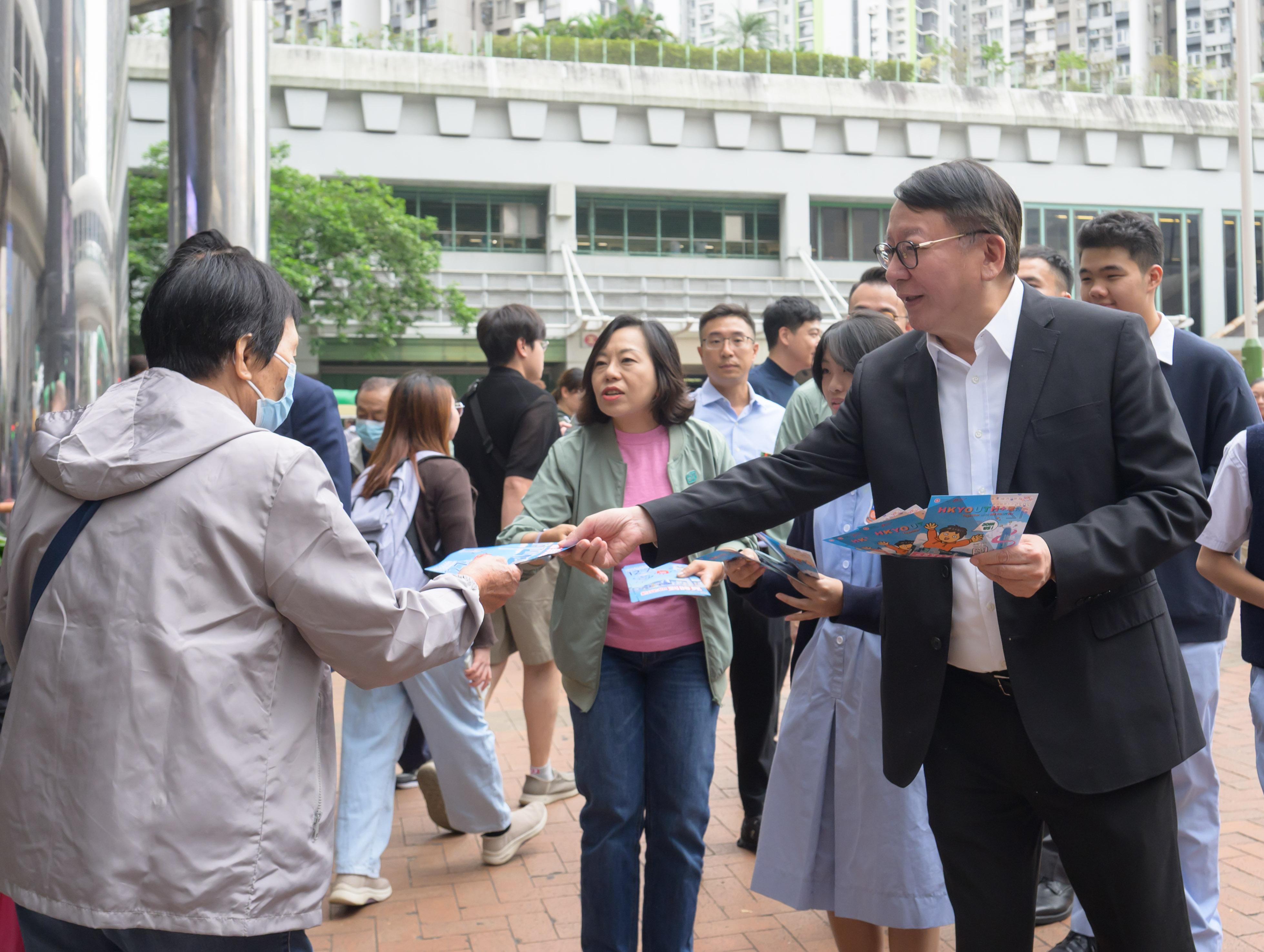 政務司司長陳國基今日（十一月一日）聯同政制及內地事務局局長曾國衞和民政及青年事務局局長麥美娟落區宣傳二○二五年立法會換屆選舉，在葵芳港鐵站外的宣傳街站，呼籲市民於十二月七日投票日踴躍投票。圖示陳國基（右）和麥美娟（中）向市民派發宣傳單張。