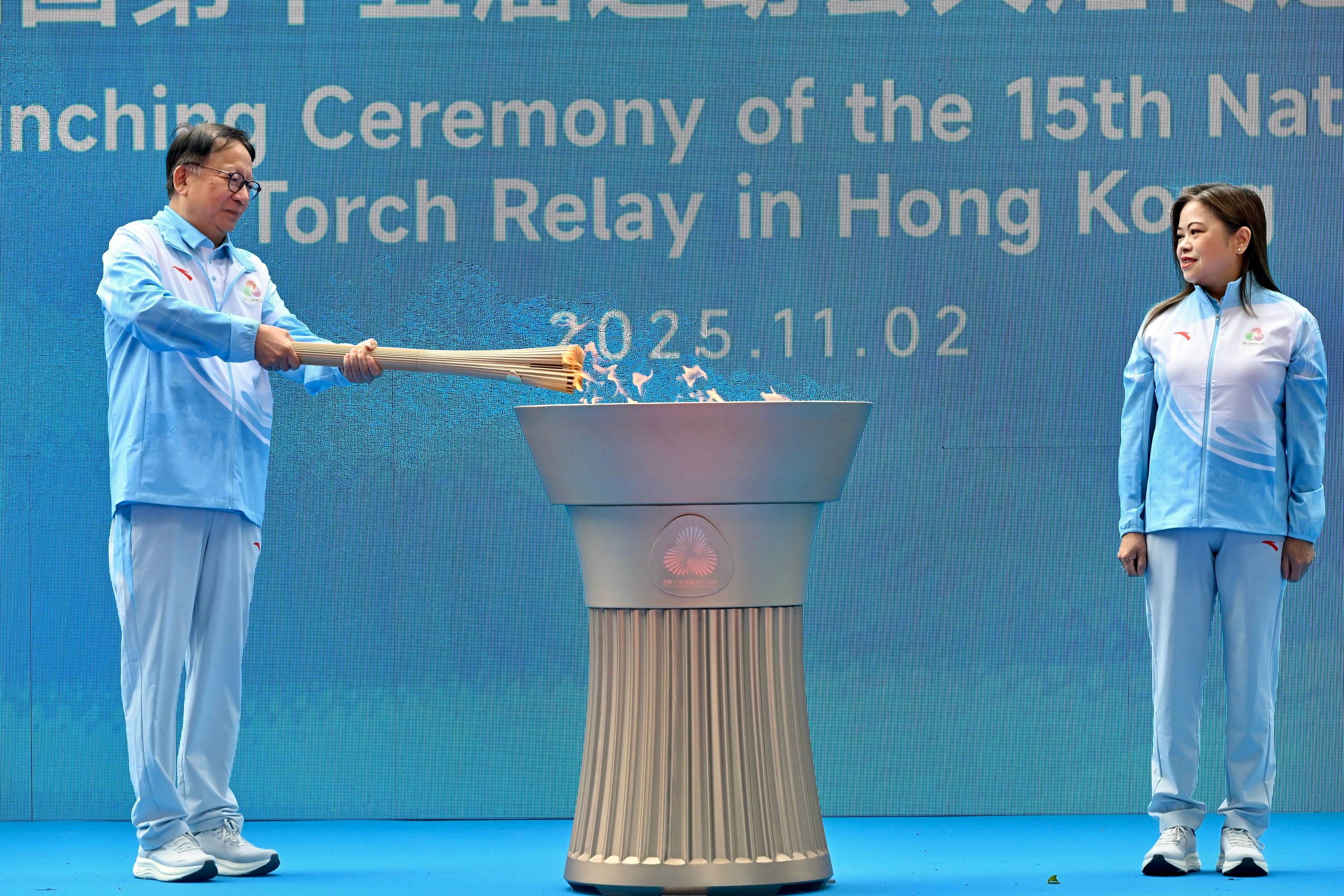 The 15th National Games torch relay in Hong Kong was held today (November 2). Photo shows the Acting Chief Executive, Mr Chan Kwok-ki (left), and the Secretary for Culture, Sports and Tourism, Miss Rosanna Law (right), officiating at the launching ceremony at the Central Government Offices in Tamar. The Permanent Secretary for Culture, Sports and Tourism, Ms Vivian Sum, and the Head of the National Games Coordination Office (Hong Kong), Mr Yeung Tak-keung, also attended the ceremony.