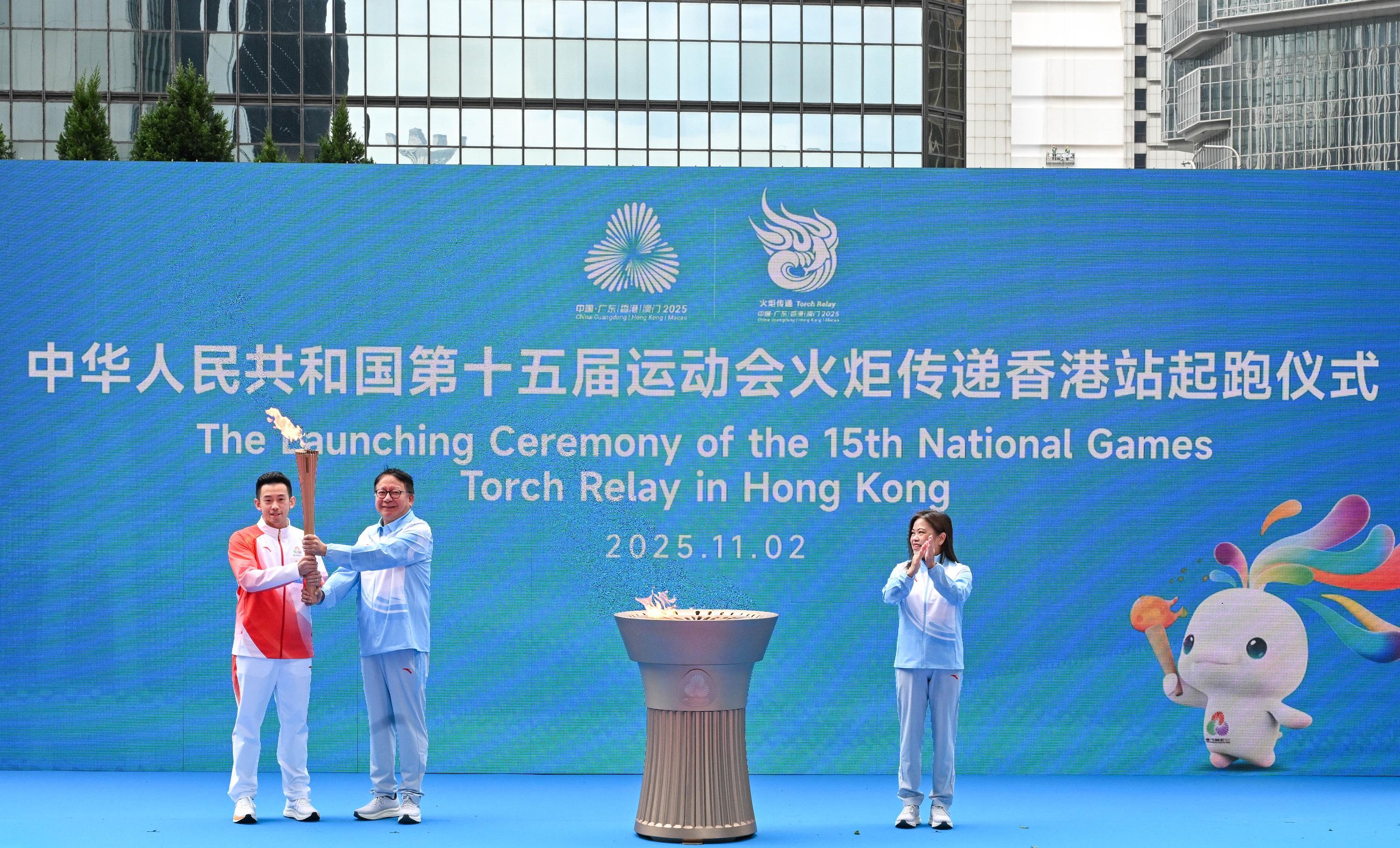 The 15th National Games torch relay in Hong Kong was held today (November 2). Photo shows the Acting Chief Executive, Mr Chan Kwok-ki (centre), passing the torch to the first torchbearer Mr Wong Chun-ting (left) at the launching ceremony. The Secretary for Culture, Sports and Tourism, Miss Rosanna Law (right); the Permanent Secretary for Culture, Sports and Tourism, Ms Vivian Sum; and the Head of the National Games Coordination Office (Hong Kong), Mr Yeung Tak-keung, also attended the ceremony.