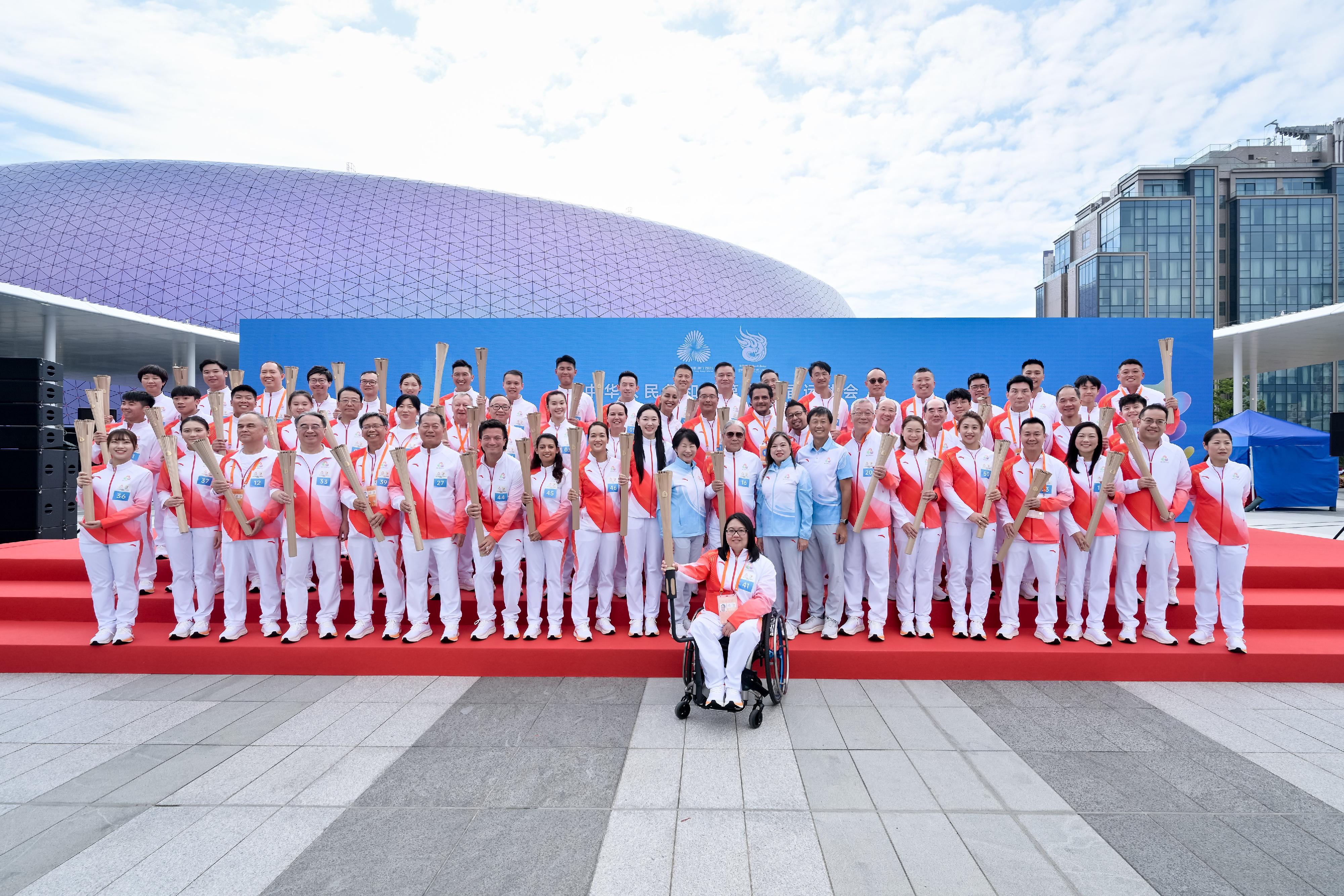 To welcome the 15th National Games (NG), jointly hosted for the first time by Guangdong, Hong Kong, and Macao, the torch relay for the 15th NG in the Hong Kong competition region was held today (November 2). Photo shows the Secretary for Culture, Sports and Tourism, Miss Rosanna Law (front row, ninth right); the Permanent Secretary for Culture, Sports and Tourism, Ms Vivian Sum (front row, eleventh right), and the Head of the National Games Coordination Office (Hong Kong), Mr Yeung Tak-keung (front row, eighth right), and the torchbearers.