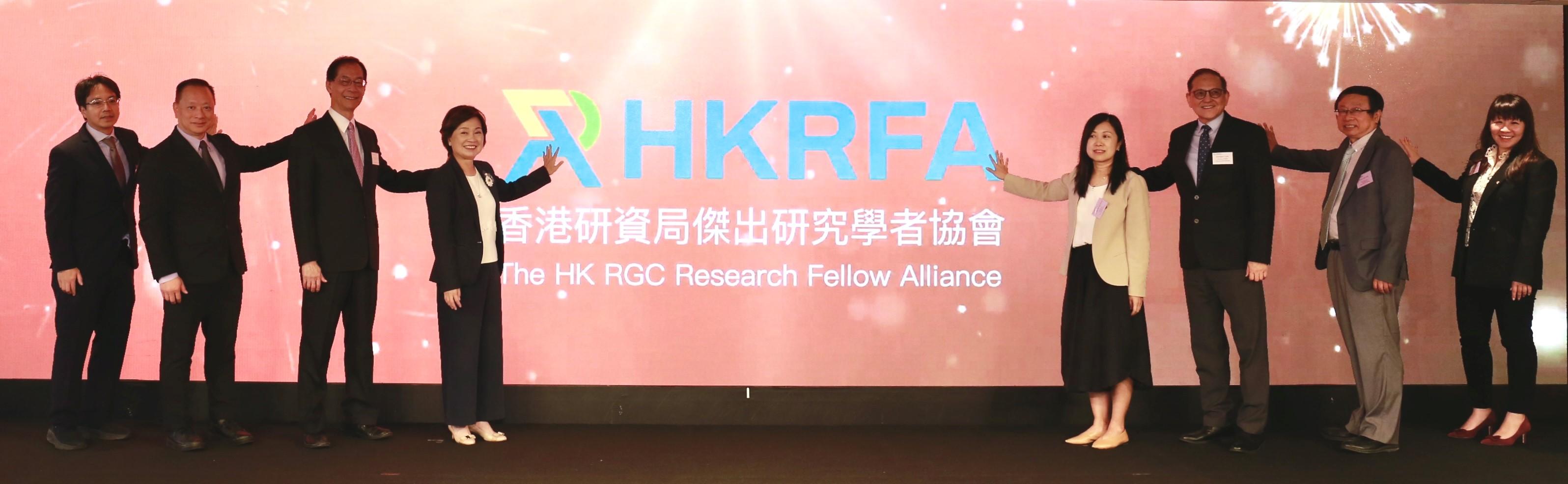 教育局局長蔡若蓮博士（左四）、研究資助局主席唐偉章教授（左三）和大學教育資助委員會秘書長鄧特抗教授（右三）今日（十一月三日）與香港研資局傑出研究學者協會（協會）首屆執行委員會一同慶祝協會成立，包括協會主席黃思齊教授（右四）、副主席黃聿教授（右二）、榮譽秘書張美君教授（右一），以及執行委員會成員陳高凌教授（左二）和羅錦團教授（左一）。