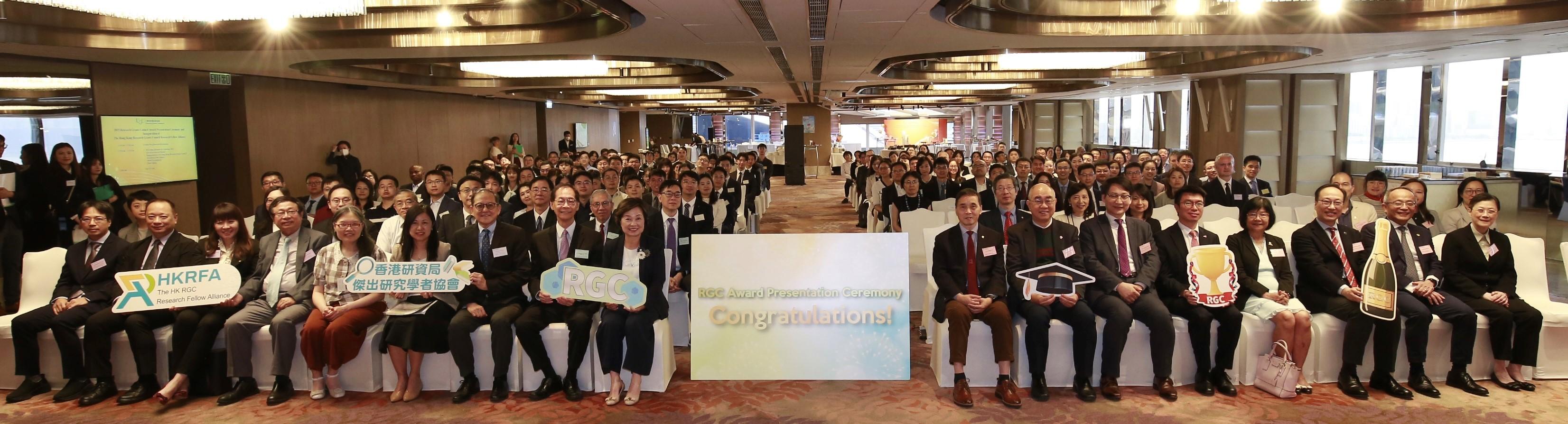 研究資助局今日（十一月三日）舉行典禮，除表揚98名來自八所大學教育資助委員會資助大學的學者取得的卓越研究成果和對高等教育界的重大貢獻外，亦慶祝香港研資局傑出研究學者協會正式成立。圖示出席典禮的所有與會者合照。
