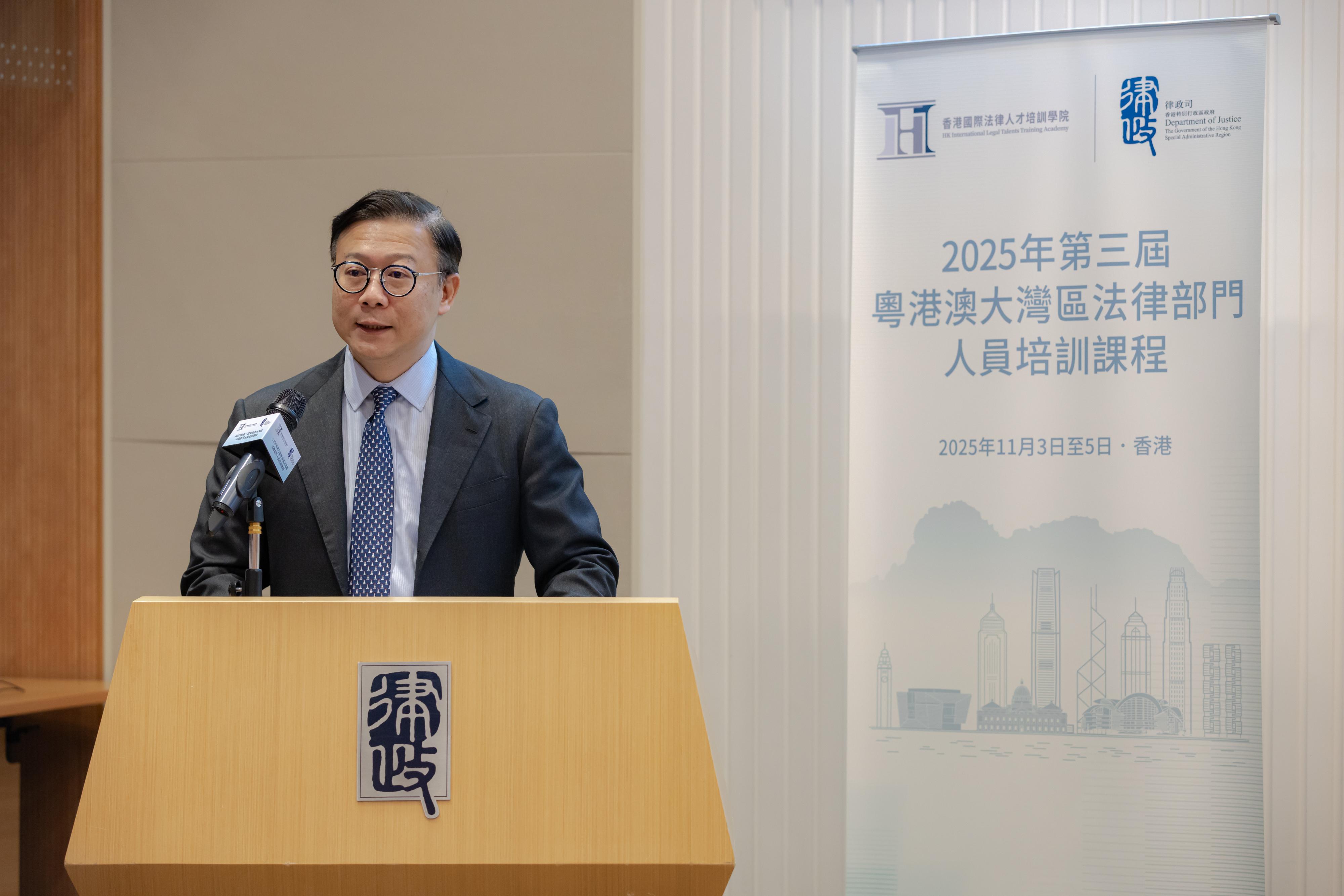 律政司今日(十一月三日)主辦首次在港舉行的粵港澳大灣區法律部門人員培訓課程。圖示律政司副司長張國鈞博士在培訓課程開班儀式上致辭。