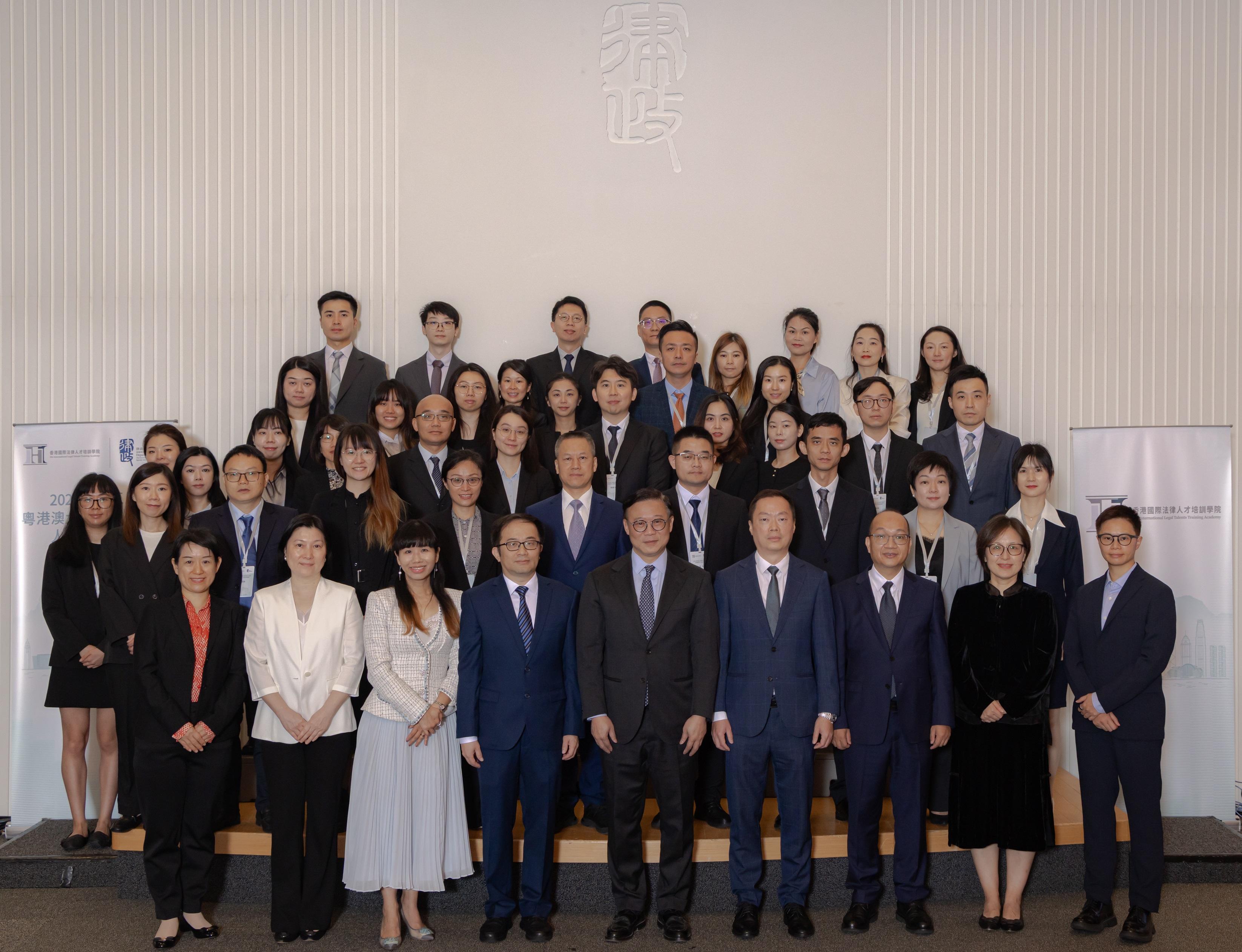 律政司今日(十一月三日)主辦首次在港舉行的粵港澳大灣區法律部門人員培訓課程。圖示律政司副司長張國鈞博士(第一排中)、廣東省司法廳副廳長陳永康(第一排左四)和澳門特別行政區政府法務局副局長邱顯哲(第一排右四)與課程參加者在開班儀式合照。