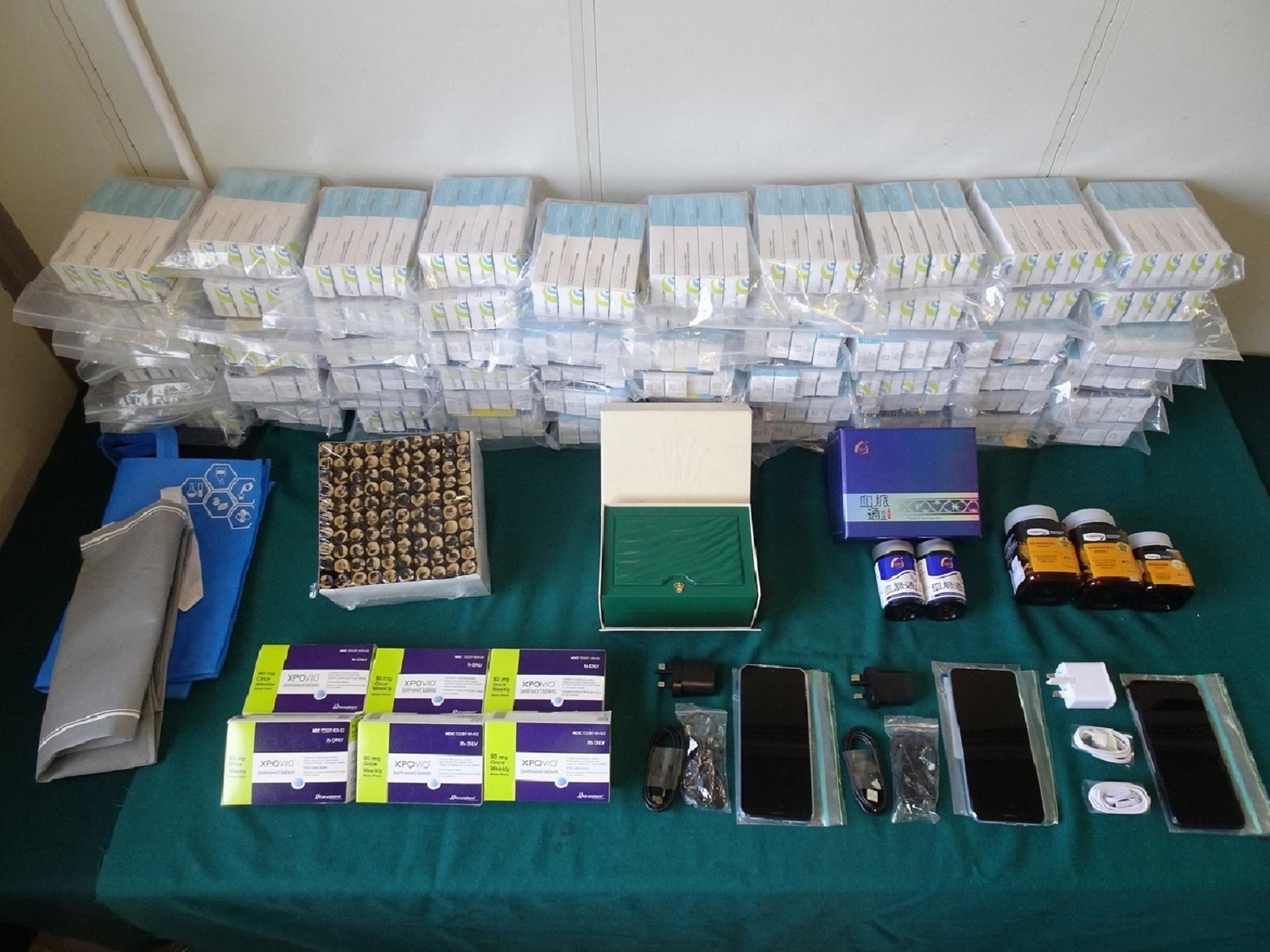 香港海關在落馬洲管制站偵破一宗利用出境貨車走私的案件，檢獲一批未列艙單貨物，包括240支人類乳頭瘤病毒疫苗（又稱子宮頸癌疫苗）、96粒藥劑產品、100支採血管、3部手提電話及120粒保健產品，估計市值約八十三萬元。圖示檢獲的未列艙單貨物。