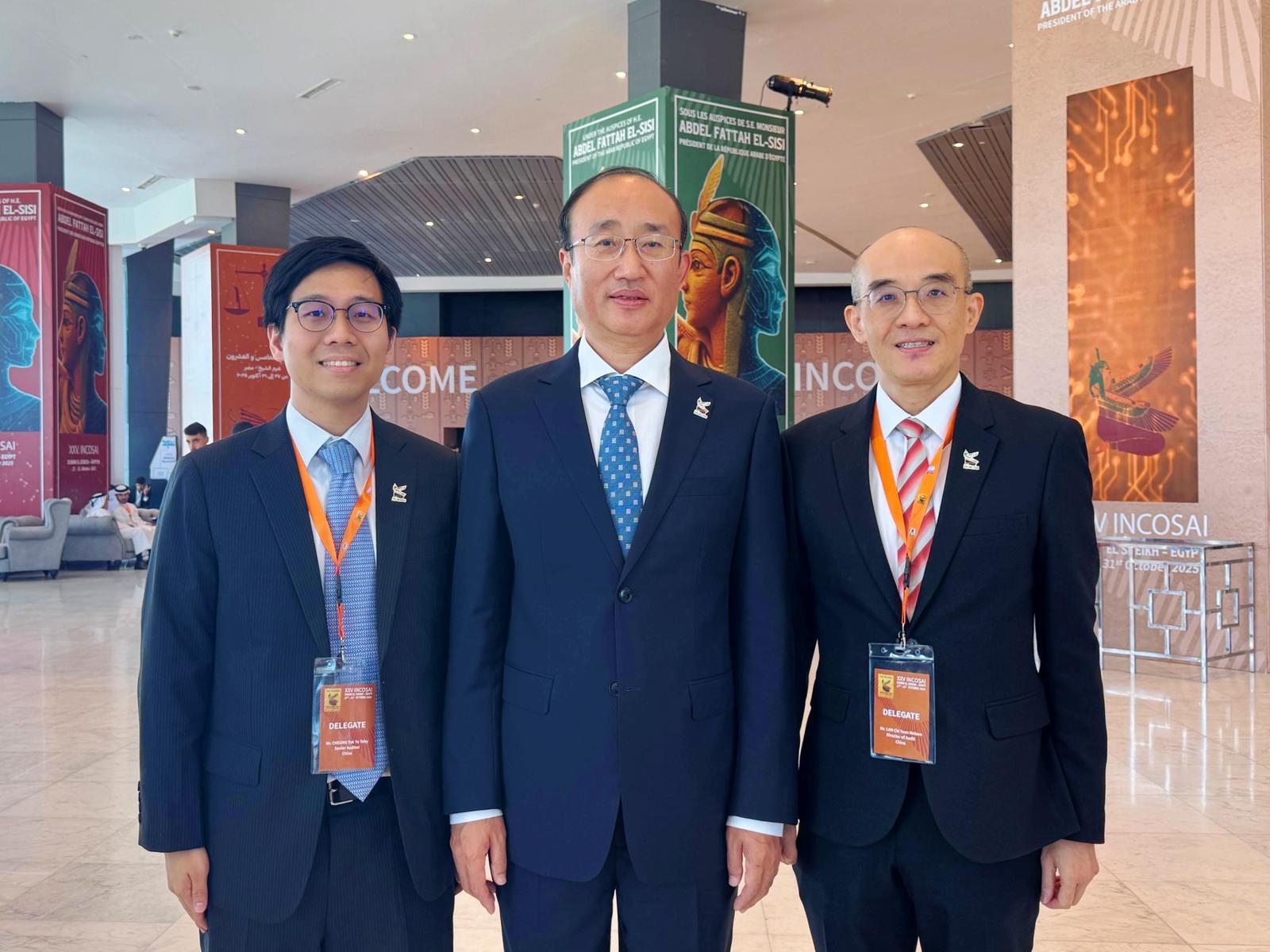 世界審計組織第二十五屆大會於十月二十七日至三十一日在埃及舉行。香港審計署團隊感謝國家審計署一直以來的關顧，讓署方人員能再度以中國代表團成員身分參與國際性審計事務，實現「背靠祖國、聯通世界」的優勢。圖示國家審計署審計長侯凱（中）、審計署署長林智遠教授（右）及審計署高級審計師張德宇（左）合照。