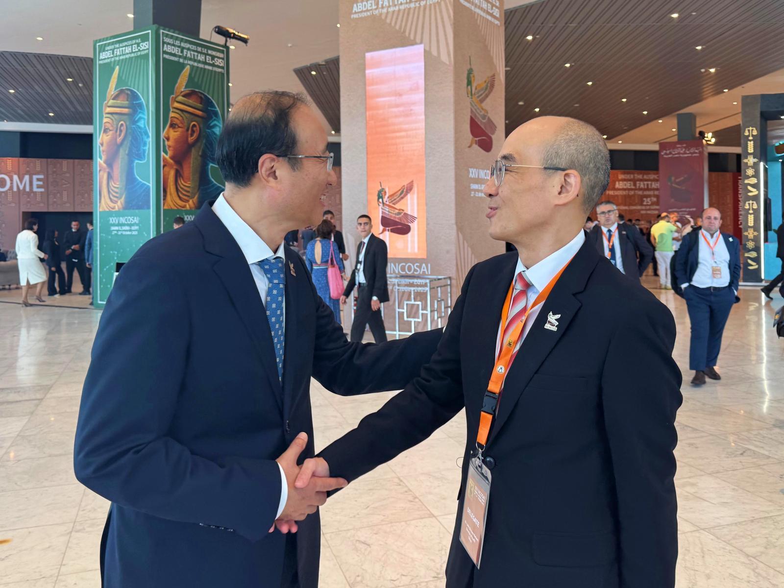 世界審計組織第二十五屆大會於十月二十七日至三十一日在埃及舉行。國家審計署審計長侯凱（左）當選世界審計組織大會副主席，審計署署長林智遠教授（右）深感鼓舞。