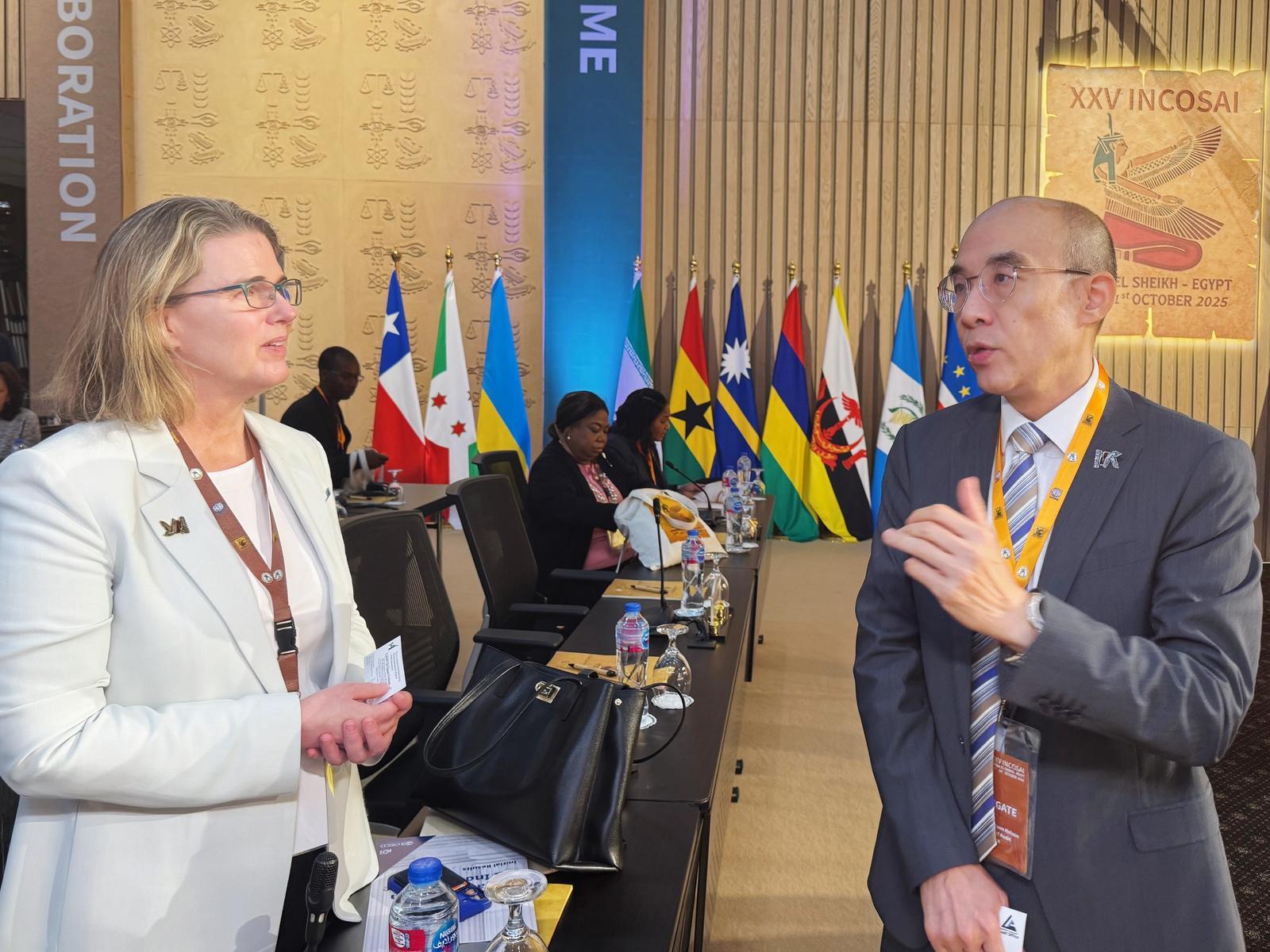 世界審計組織第二十五屆大會於十月二十七日至三十一日在埃及舉行。圖示審計署署長林智遠教授（右）與世界各地的審計人員交流，說好中國故事，說好香港故事。