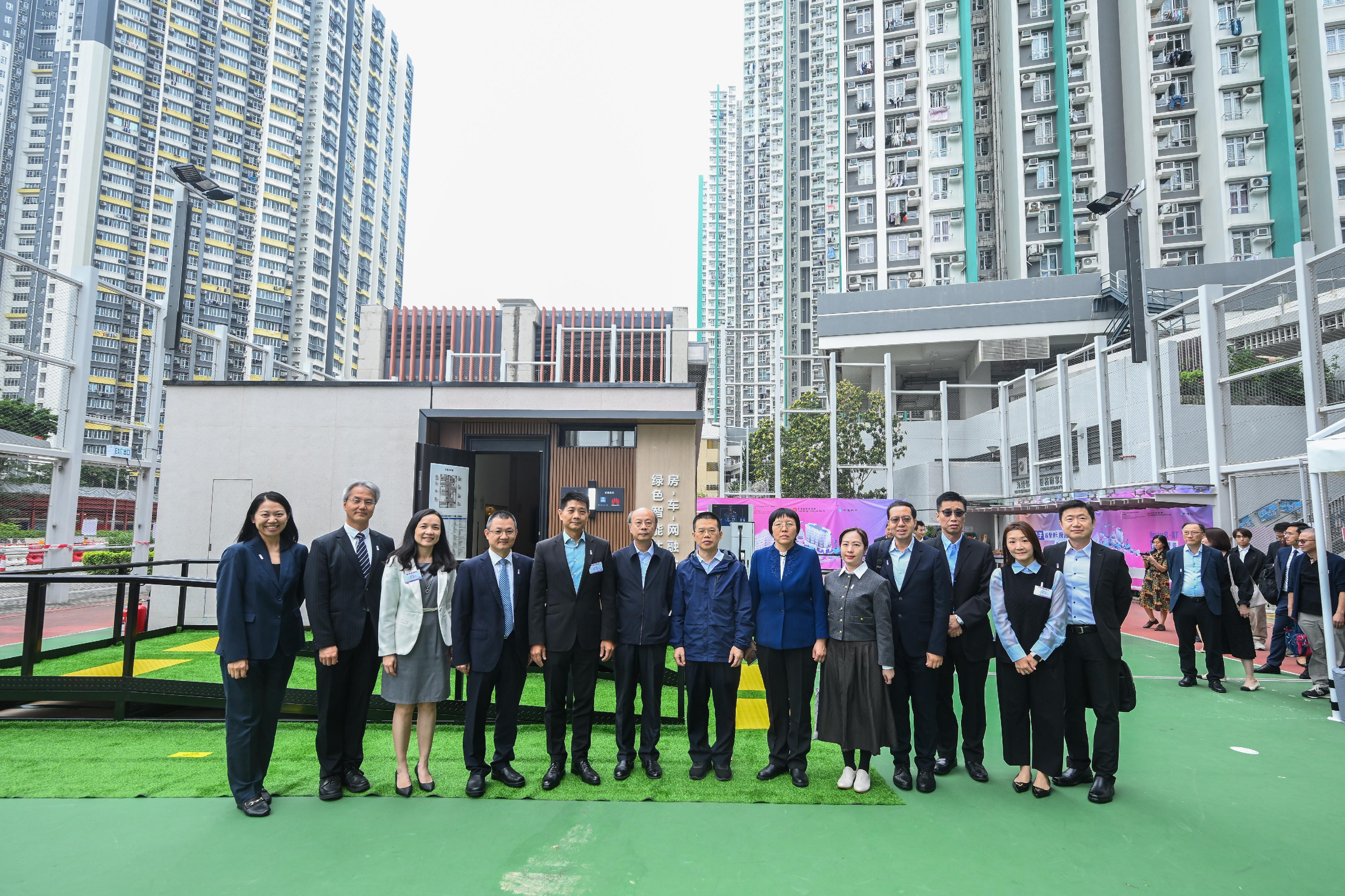 第二屆內地與香港特區住房交流會今日（十一月三日）在香港舉行。與會者參觀位於深旺道遊樂場的「好房子移動展示房」展覽。