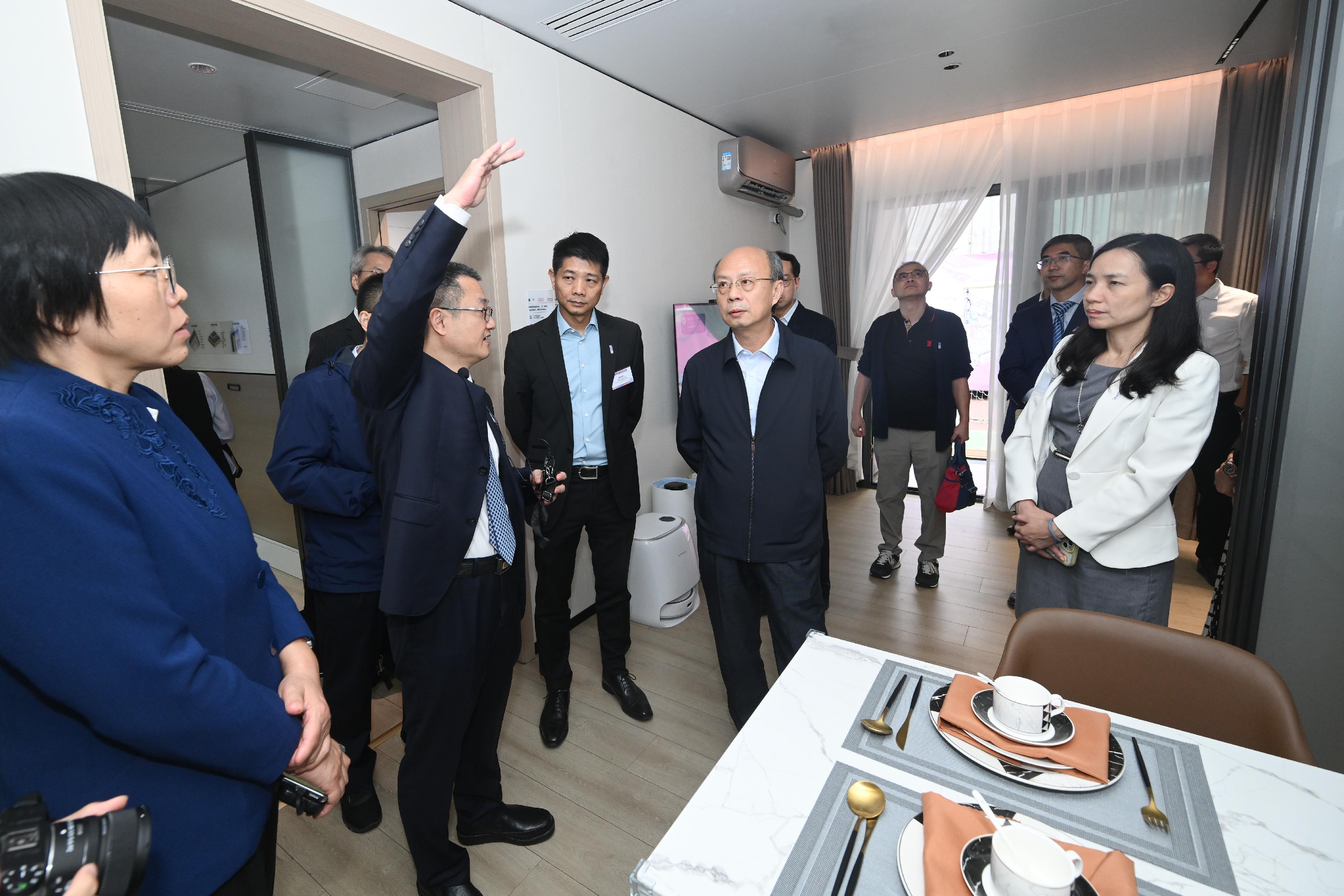 第二屆內地與香港特區住房交流會今日（十一月三日）在香港舉行。與會者參觀位於深旺道遊樂場的「好房子移動展示房」展覽。