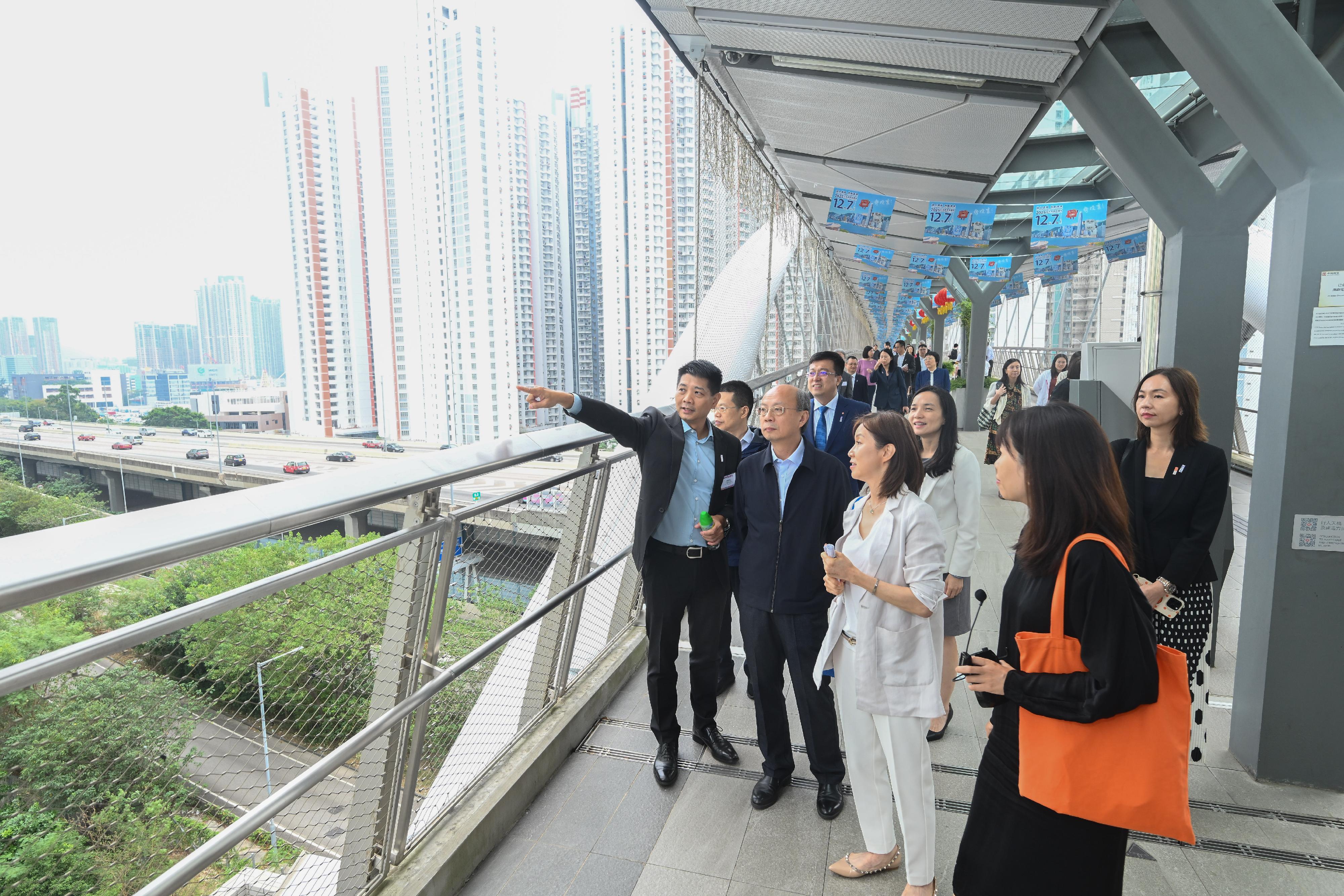 第二屆內地與香港特區住房交流會今日（十一月三日）在香港舉行。與會者參觀海達邨，實地參觀公營房屋發展項目。