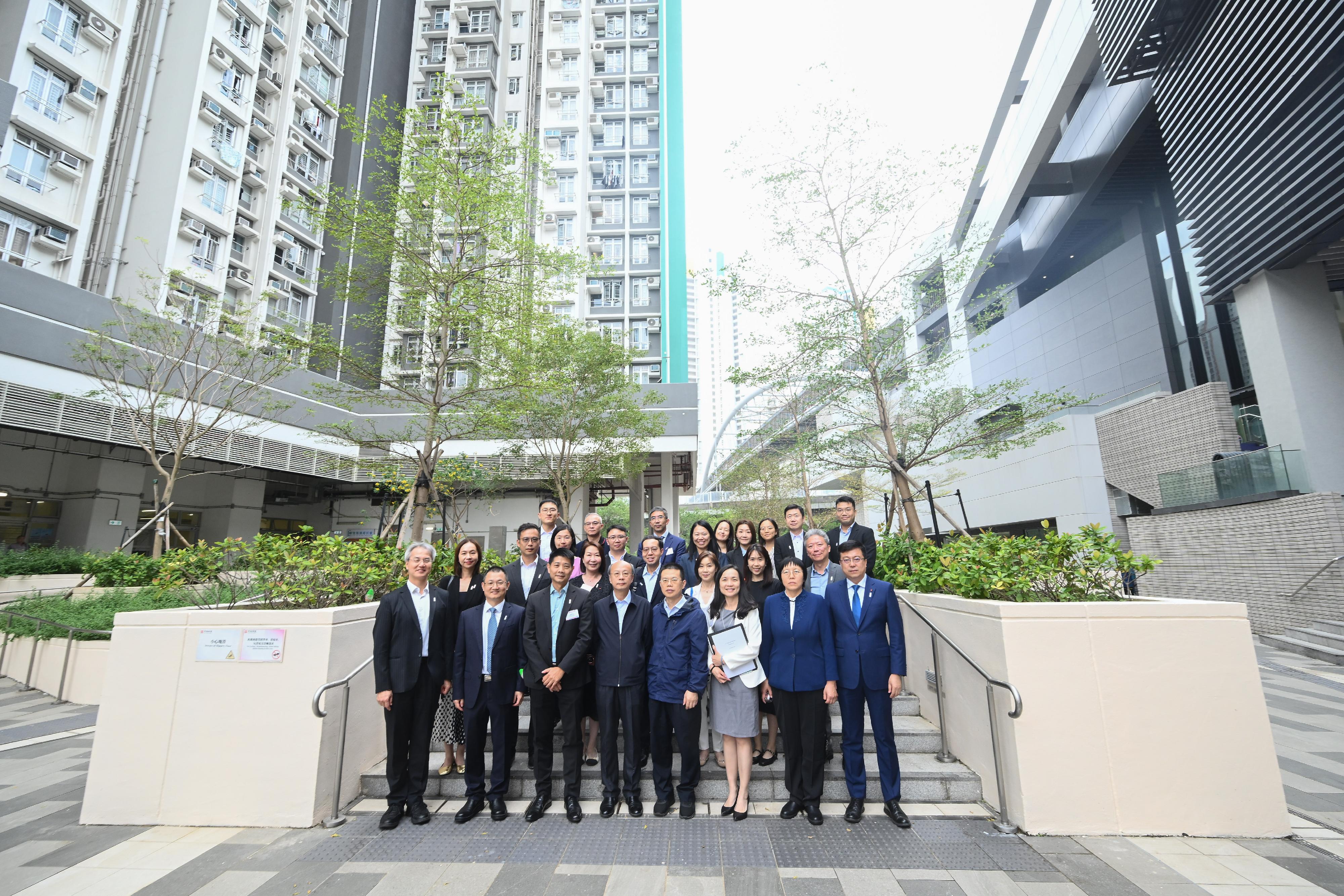 The second Mainland and Hong Kong Housing Forum was held in Hong Kong today (November 3). Participants toured Hoi Tat Estate for a site visit to a public housing development project.
