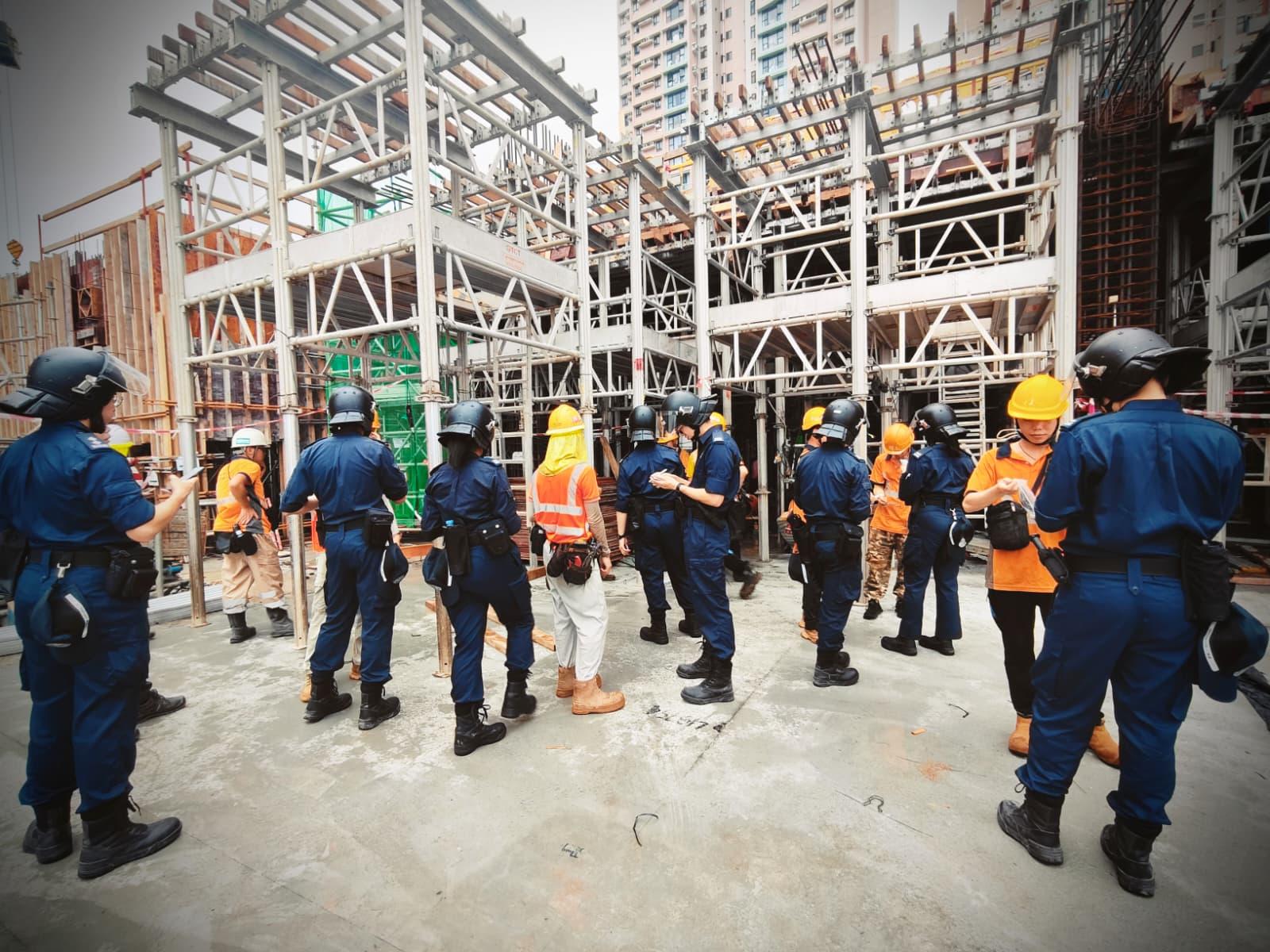 The Immigration Department mounted a series of territory-wide anti-illegal worker operations codenamed "Contribute" and "Rally", for eight consecutive days from October 27 to today (November 3). Photo shows the investigation officers conducting a sudden raid at a construction site.