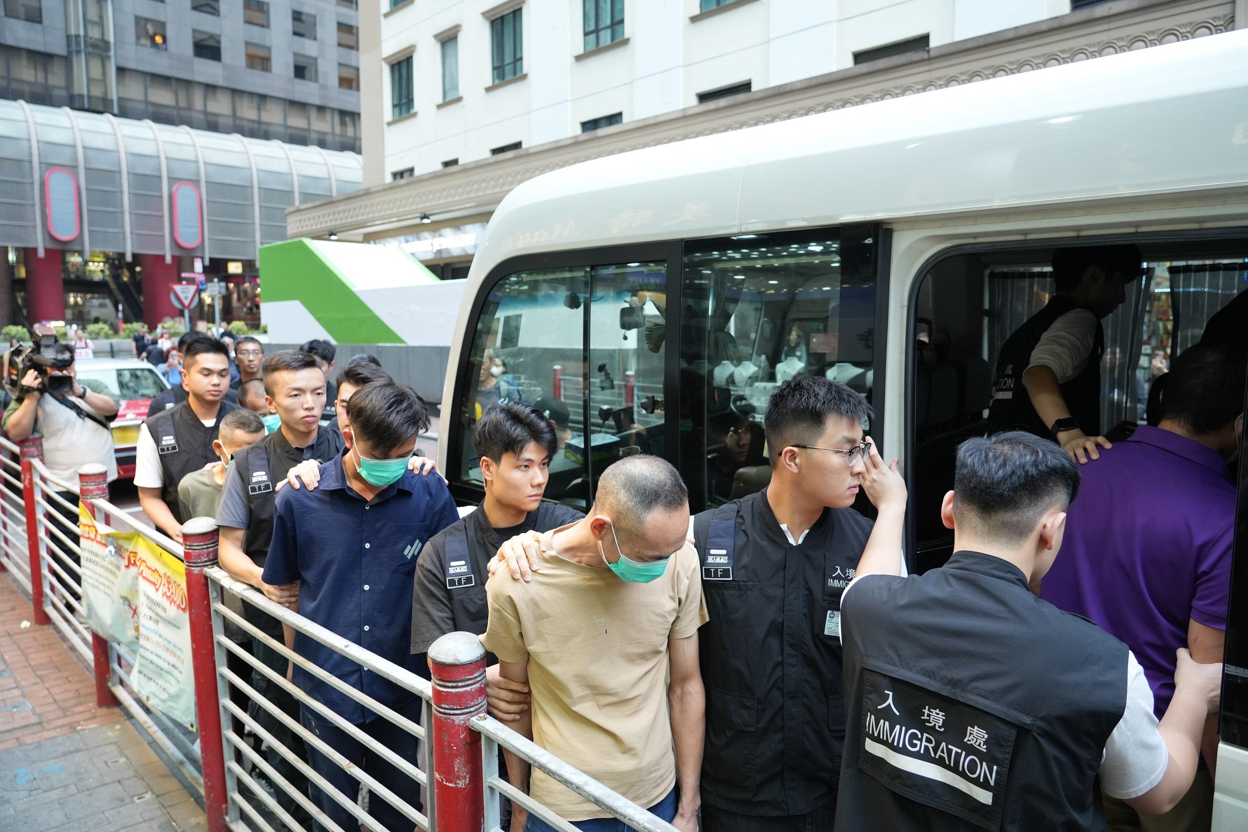 入境事務處於於十月二十七日至今日（十一月三日）一連八日在全港多區展開反非法勞工行動，代號分別為「促進行動」及「滙力行動」。圖示懷疑非法勞工在行動中被捕。