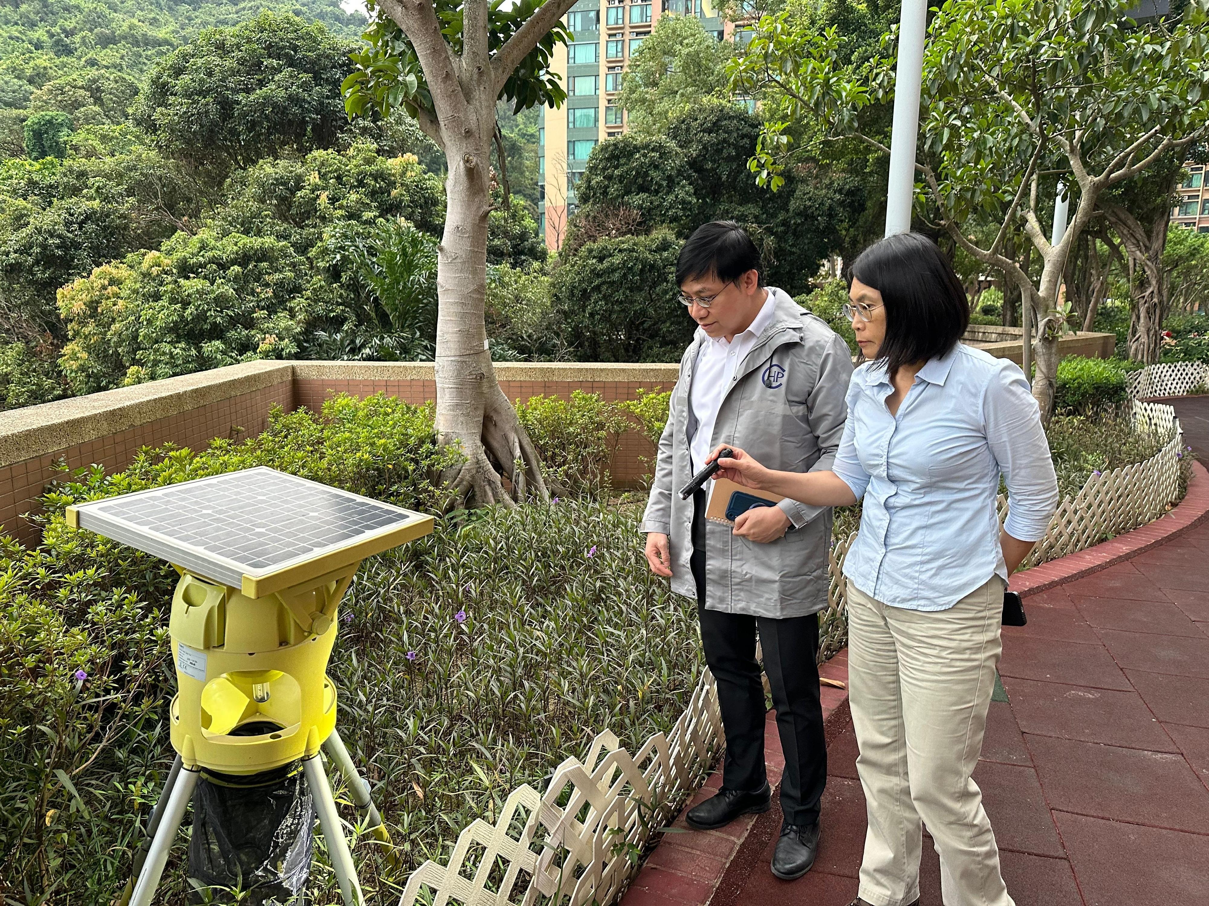 衞生署衞生防護中心(中心)表示,截至今日(十一月三日)下午五時,中心錄得一宗新增感染基孔肯雅熱個案,屬本地個案。中心正聯同政府多個部門採取適當防控措施,致力預防基孔肯雅熱在本地扎根和減低疾病對本港公共衞生的影響。圖示中心傳染病處主任歐家榮醫生(左)和食物環境衞生署防治蟲鼠主任主管霍明茵(右)實地視察患者家居附近一帶的地點,進行病媒調查。