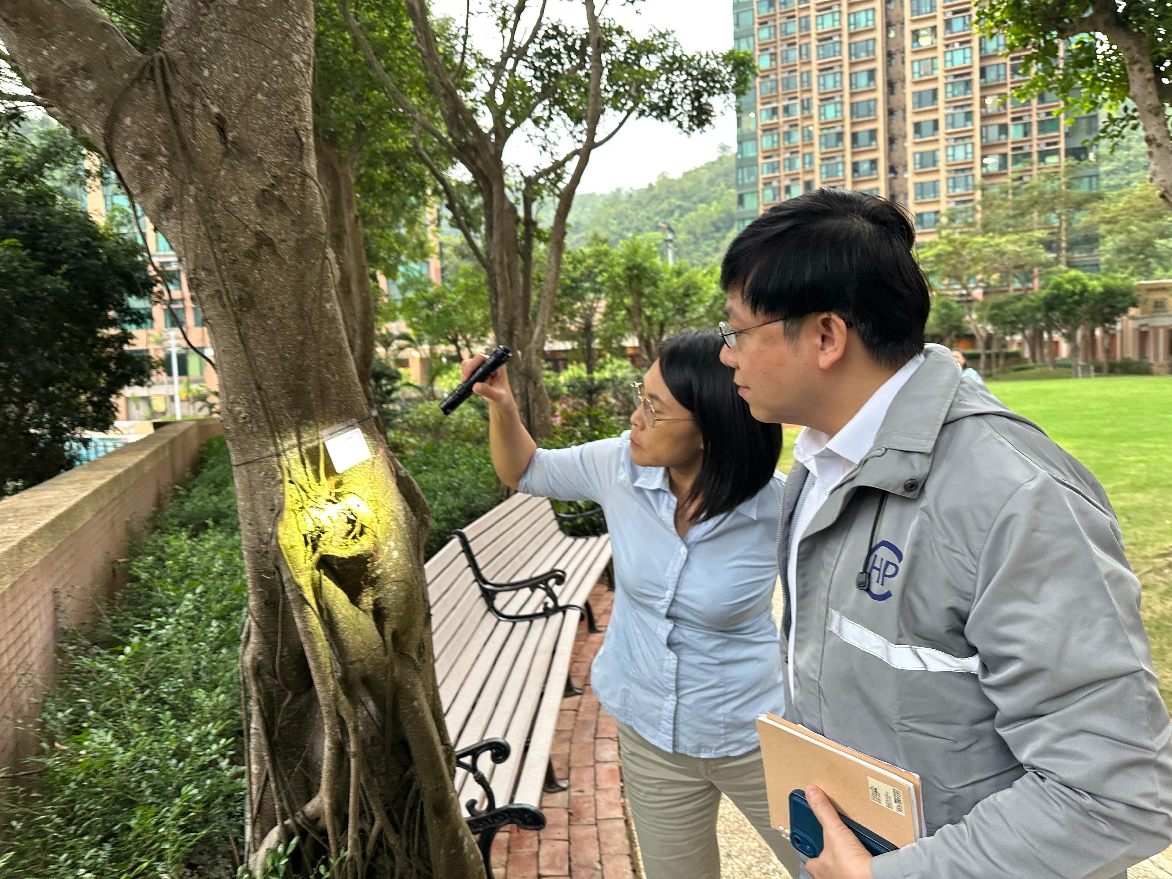 衞生署衞生防護中心(中心)表示,截至今日(十一月三日)下午五時,中心錄得一宗新增感染基孔肯雅熱個案,屬本地個案。中心正聯同政府多個部門採取適當防控措施,致力預防基孔肯雅熱在本地扎根和減低疾病對本港公共衞生的影響。圖示中心傳染病處主任歐家榮醫生(右)和食物環境衞生署防治蟲鼠主任主管霍明茵(左)實地視察患者家居附近一帶的地點,進行病媒調查。