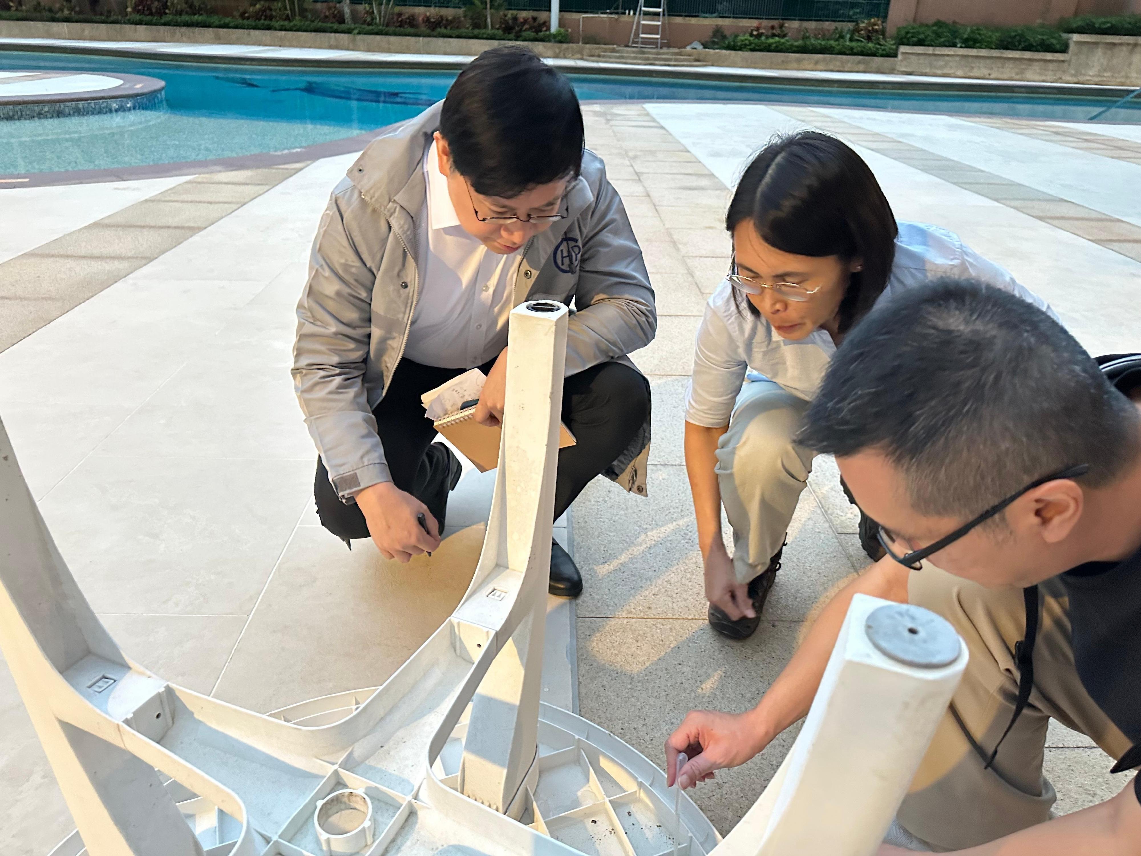 衞生署衞生防護中心(中心)表示,截至今日(十一月三日)下午五時,中心錄得一宗新增感染基孔肯雅熱個案,屬本地個案。中心正聯同政府多個部門採取適當防控措施,致力預防基孔肯雅熱在本地扎根和減低疾病對本港公共衞生的影響。圖示食環署人員抽取水樣本進行化驗。旁為中心傳染病處主任歐家榮醫生(左)和食物環境衞生署防治蟲鼠主任主管霍明茵(中)。