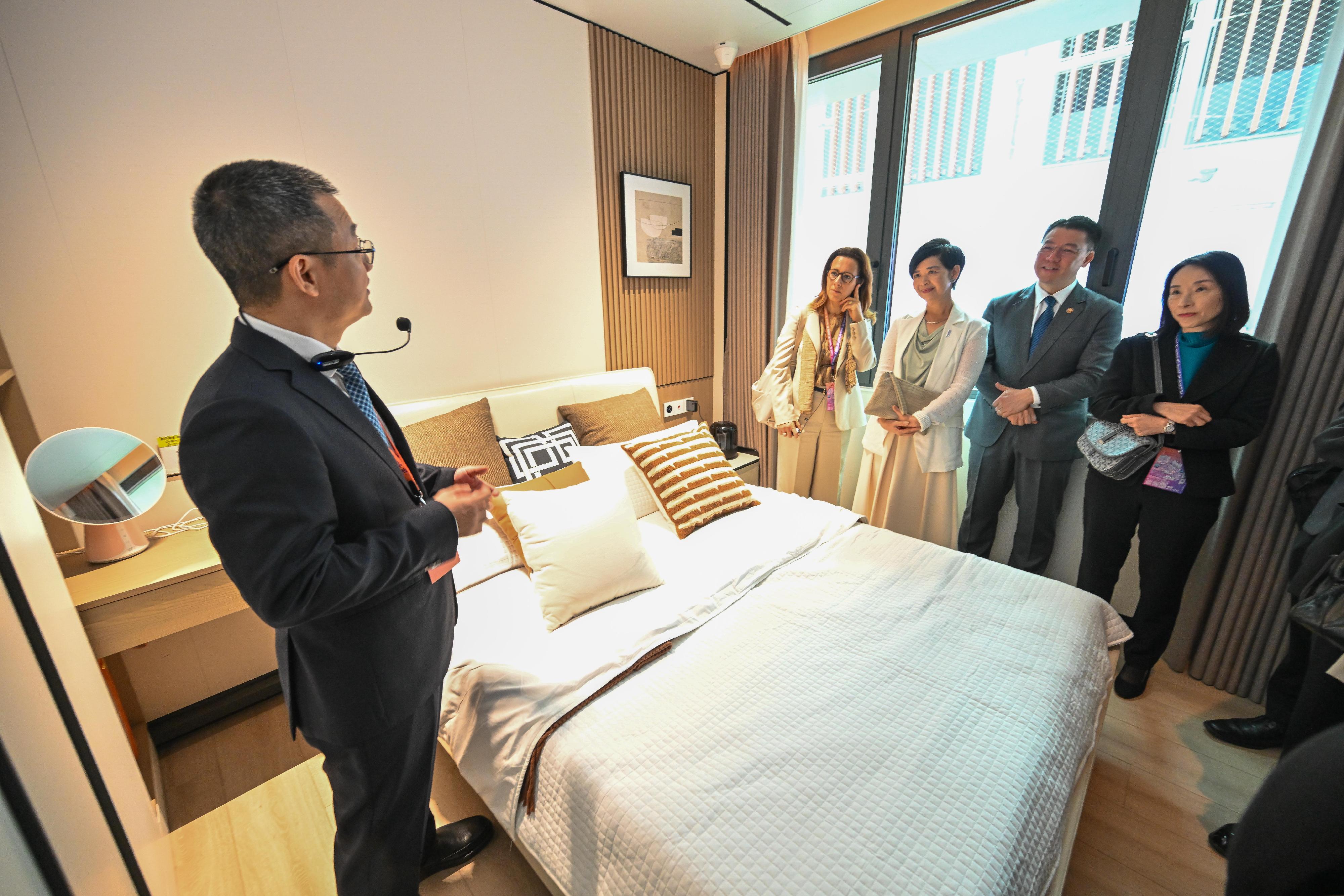 房屋局局長何永賢今日(十一月四日)出席房屋局與香港房屋委員會舉辦的「共築.智能峰會」。圖示何永賢(右三)與其他嘉賓參觀於深旺道遊樂場展出的「好房子移動展示房」。