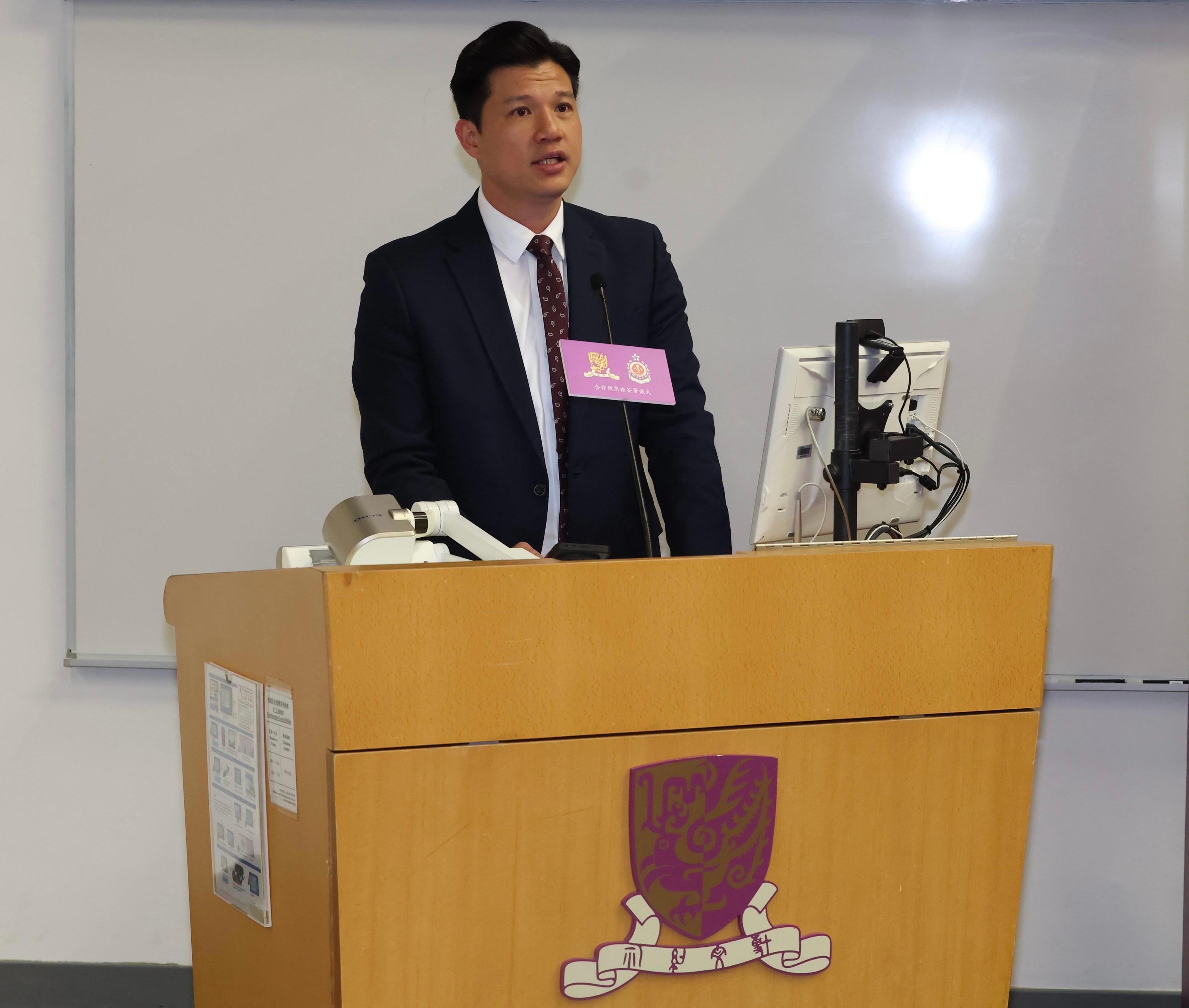 消防處與香港中文大學(中大)今日(十一月四日)簽署合作備忘錄,由消防及救護學院與中大的體育運動科學系和賽馬會公共衞生及基層醫療學院合作,共同舉辦有關緊急護理及應急準備的培訓課程。圖示消防及救護學院院長趙汝珏在簽署儀式上致辭。