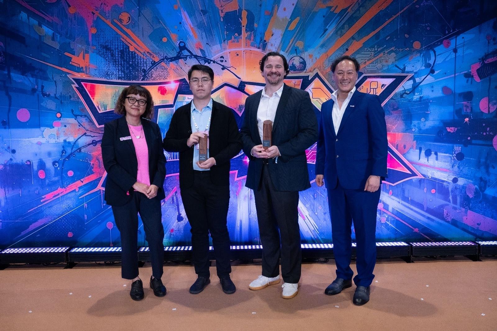 The Hong Kong FinTech Week x StartmeupHK Festival 2025 main conference concluded today (November 4). Photo shows the Head of Startups of Invest Hong Kong, Ms Jayne Chan (first left); the Global Head of Financial Services, Fintech & Sustainability of Invest Hong Kong, Mr King Leung (first right); with the winners of the Global Fast Track 2025 pitching competition International and Chinese Mainland Category.
