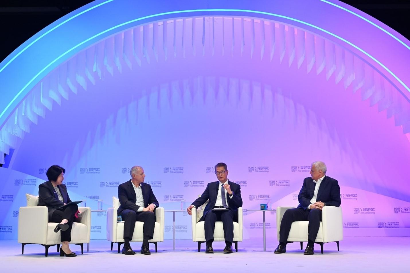 財政司司長陳茂波(右二)昨日(十一月三日)出席香港金融科技周 x StartmeupHK創業節2025。