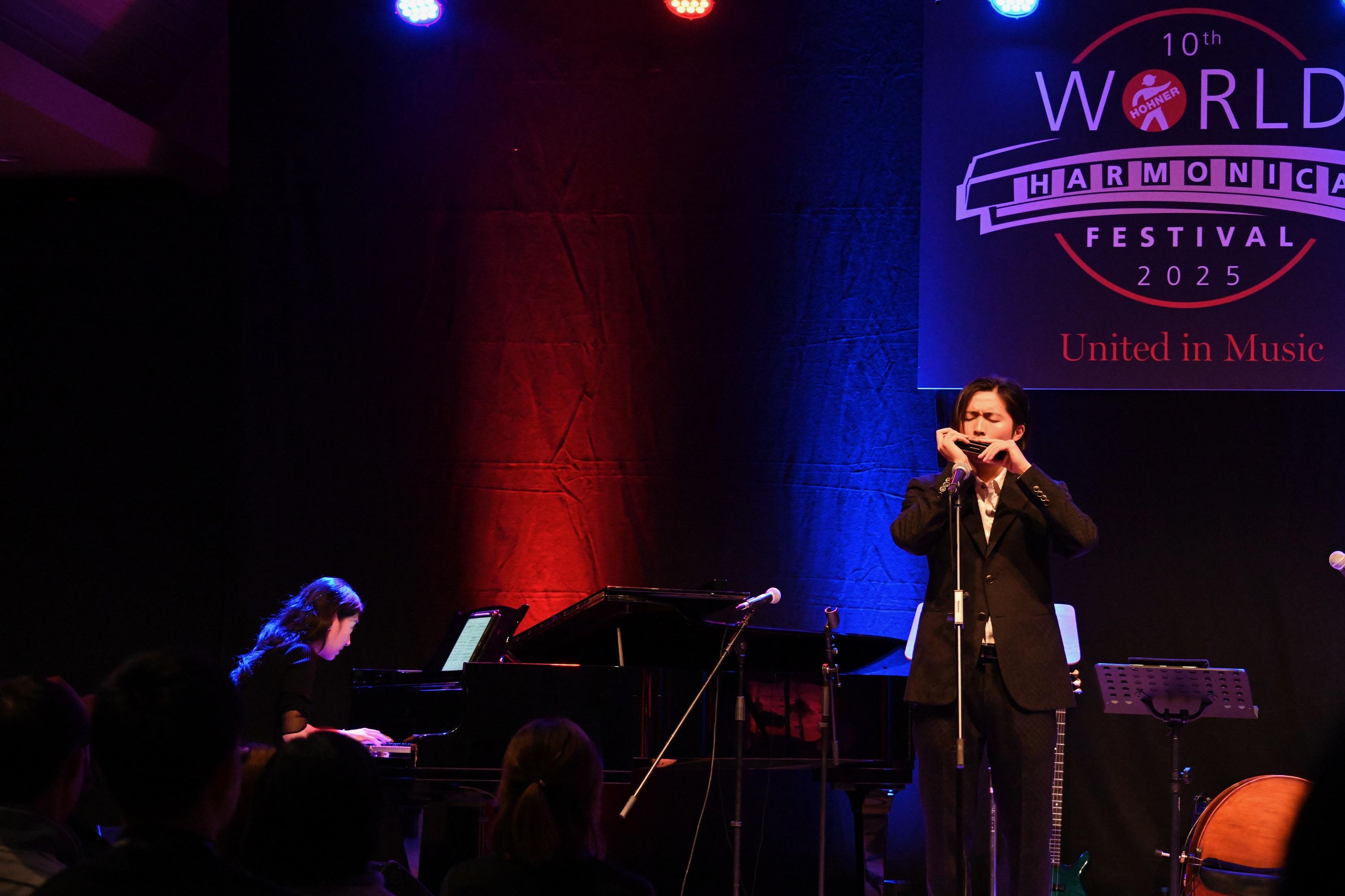 The Hong Kong Economic and Trade Office, Berlin supported the participation of two Hong Kong artists in the 10th World Harmonica Festival. Photo shows the performance of Cy Leo (right), a two-time solo harmonica virtuoso world champion, and pianist Joyce Cheung (left) at the World Harmonica Festival held on November 1 (Trossingen time).