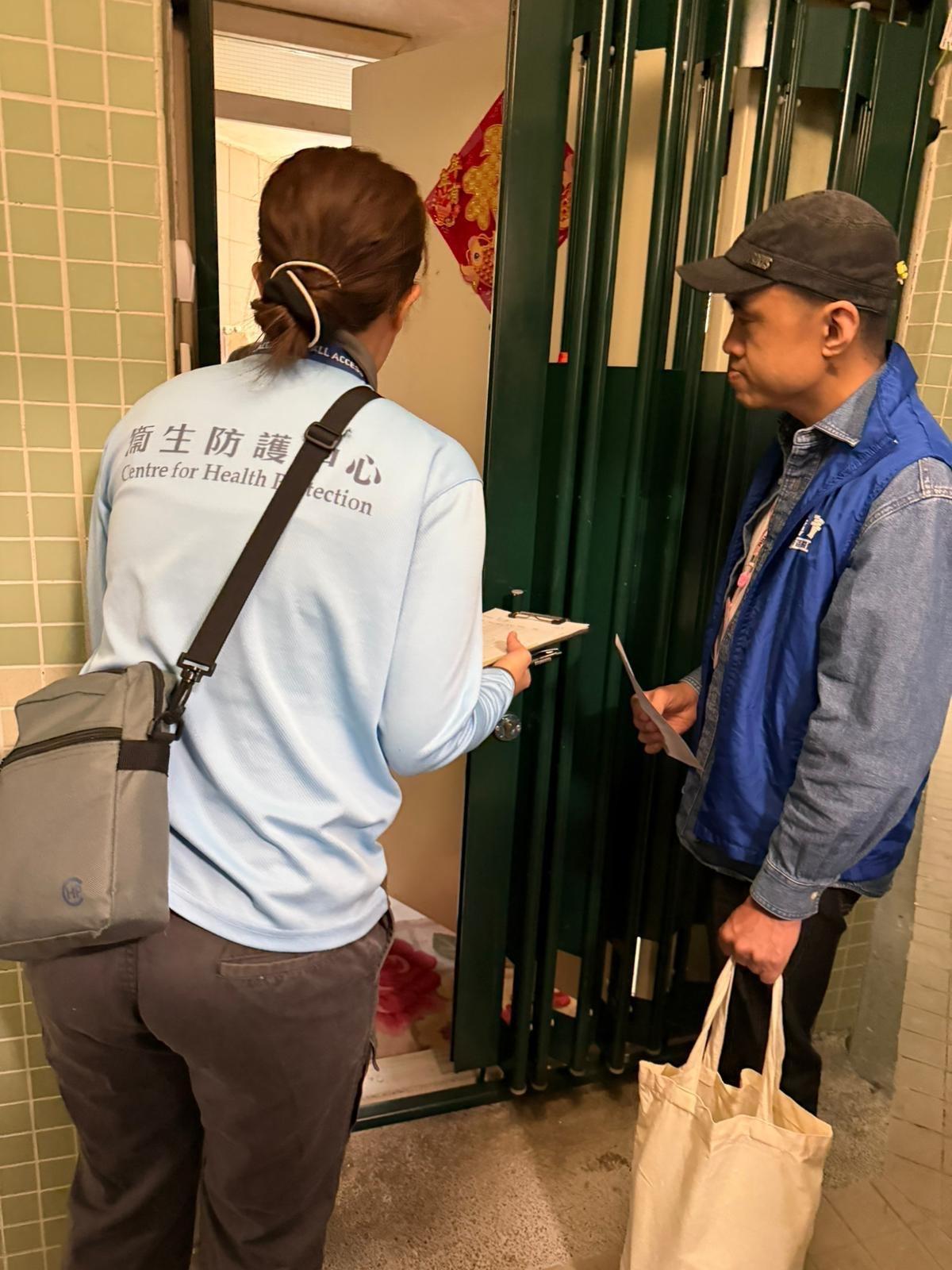 衞生署衞生防護中心(中心)表示,截至今日(十一月四日)下午五時,中心錄得一宗新增感染基孔肯雅熱輸入個案。中心正繼續聯同政府多個部門採取適當防控措施,致力預防基孔肯雅熱在本地扎根和減低疾病對本港公共衞生的影響。圖示中心人員(左)及關愛隊隊員(右)透過上門探訪為葵芳邨居民作評估。
