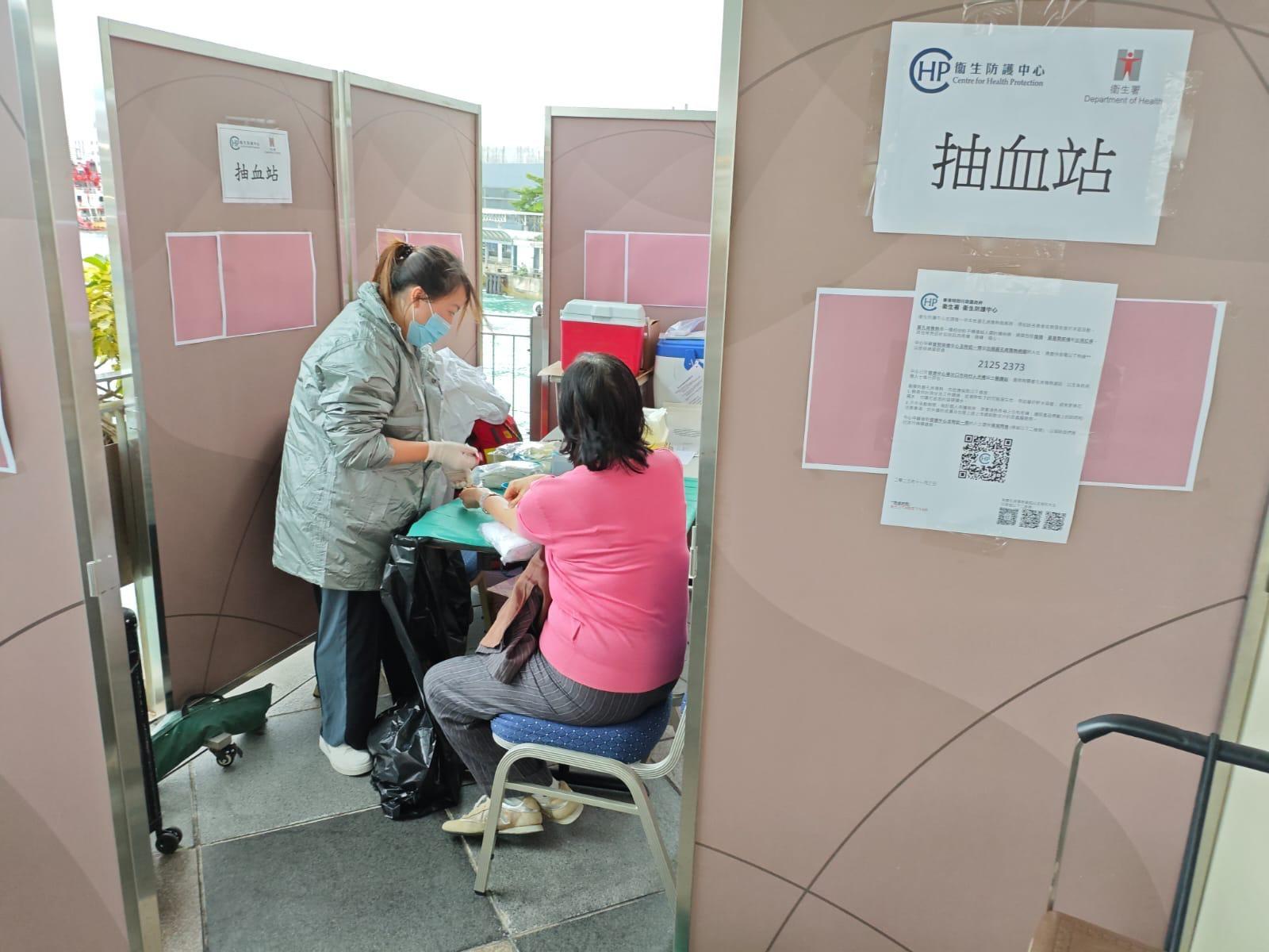 The Centre for Health Protection (CHP) of the Department of Health announced that as of 5pm today (November 4), the CHP has recorded one new case of chikungunya fever (CF), which is an imported case. The CHP continued to implement various prevention and control measures together with various Government departments and relevant organisations, striving to prevent CF from taking root locally and minimise the public health impact of the disease in Hong Kong. Photo shows a CHP staff (left) at the medical booth in the vicinity of Shun Tak Centre in Sheung Wan conducting blood tests for local residents exhibiting relevant symptoms.