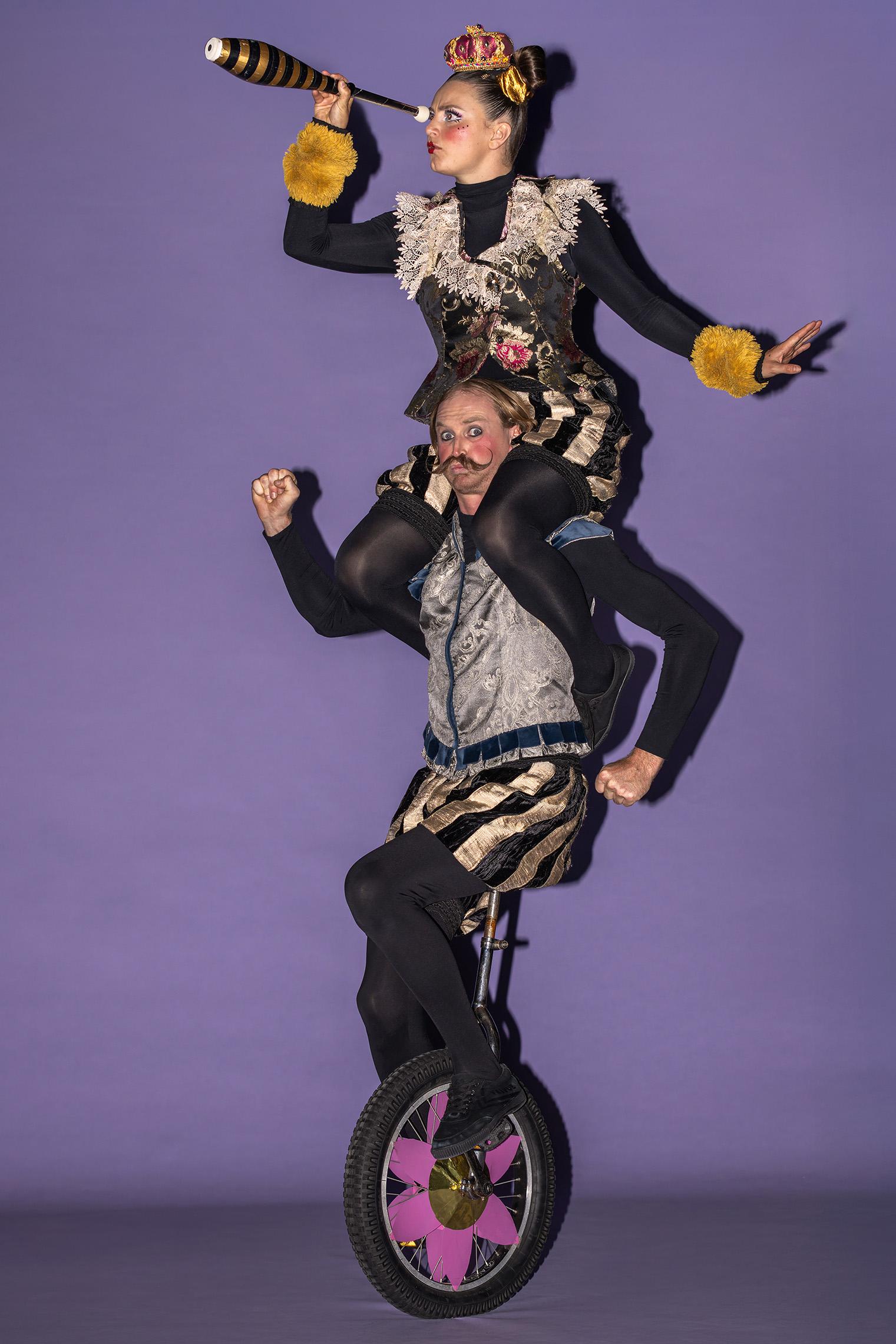 澳洲彎彎曲曲馬戲團十二月來港演出形體劇場《搬屋bee bee》。圖示《搬屋bee bee》劇照。(圖片來源:Kai Leishman)