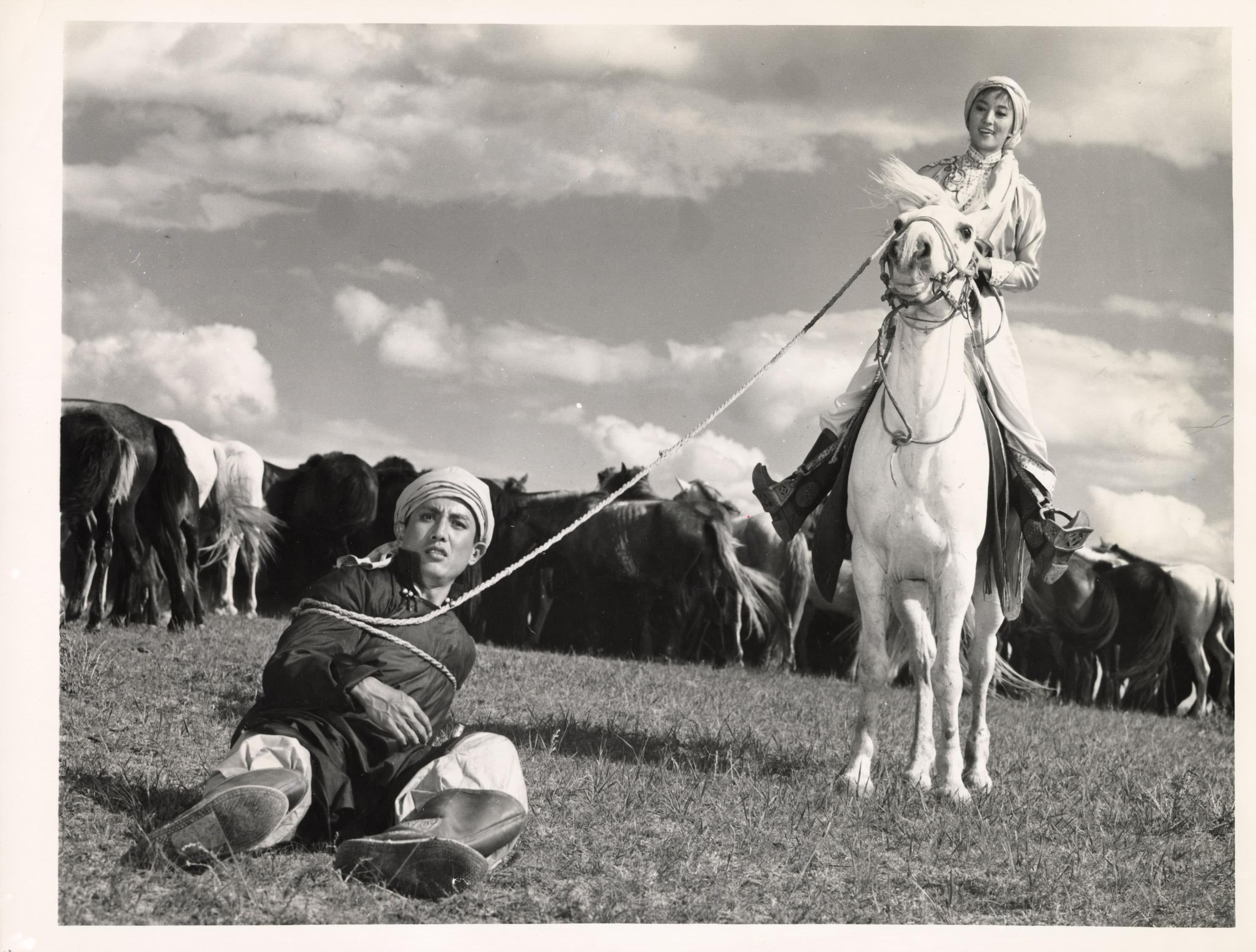 康樂及文化事務署香港電影資料館(資料館)於十一月七日至明年七月五日,在資料館展覽廳舉辦「75載銀光萃影——銀都電影劇照及海報展」,展出由五十年代至今、銀都機構有限公司出品的電影的珍貴劇照,及近年難得一見的海報與其他宣傳品。圖示《金鷹》(1964)劇照。(鳴謝銀都機構有限公司)