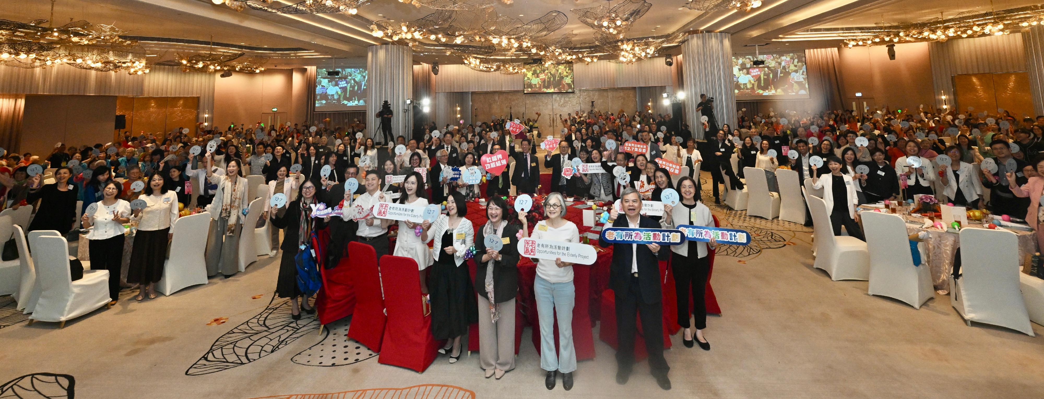 社會福利署(社署)今日(十一月五日)舉辦2025「老有所為活動計劃」頒獎典禮。圖示社署署長杜永恒、安老事務委員會主席李國棟醫生和「老有所為活動計劃」諮詢委員會主席潘廣輝聯同其他嘉賓,呼籲「老友記」在2025立法會換屆選舉投票。