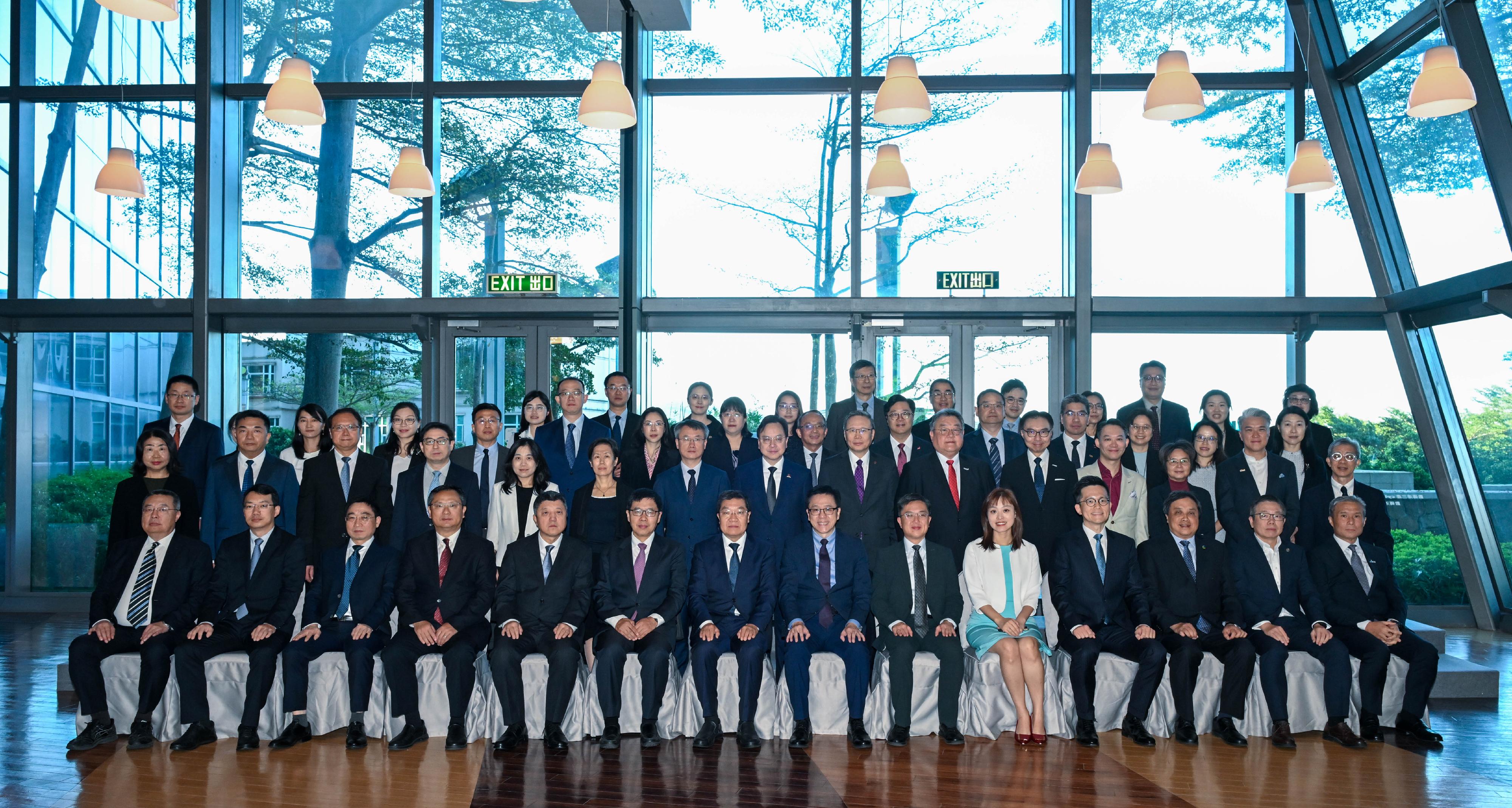 創新科技及工業局局長孫東教授(前排右七)和國家科學技術部副部長陳家昌(前排左七)今日(十一月五日)在香港共同主持內地與香港科技合作委員會第十九次會議。創新科技及工業局常任秘書長蔡傑銘(前排右六)、創新科技及工業局副局長張曼莉(前排右五)和署理創新科技署署長哈夢飛(前排右四)亦有出席會議。圖示他們與出席會議的代表合照。