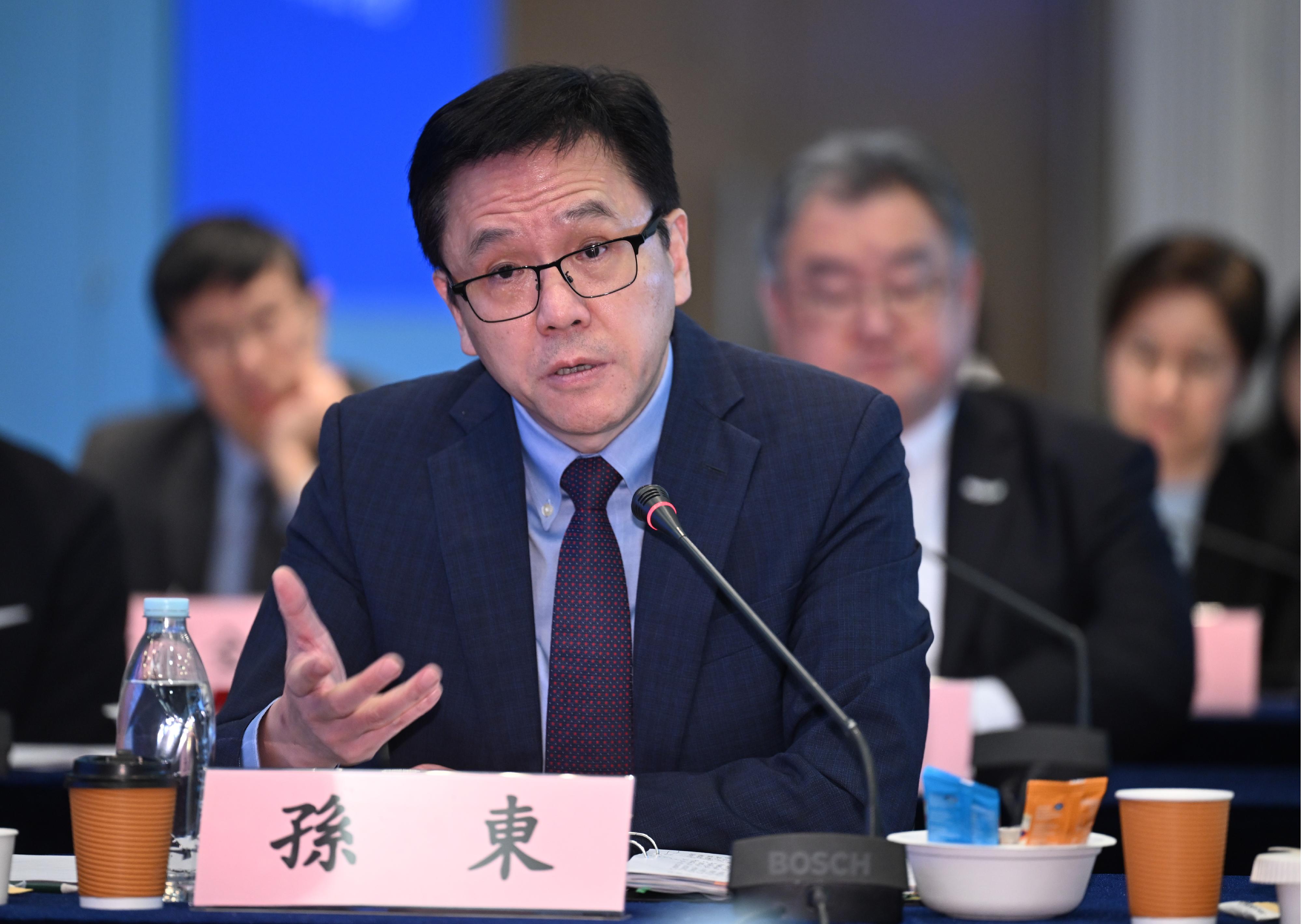 創新科技及工業局局長孫東教授今日(十一月五日)在香港舉行的內地與香港科技合作委員會第十九次會議上發言。