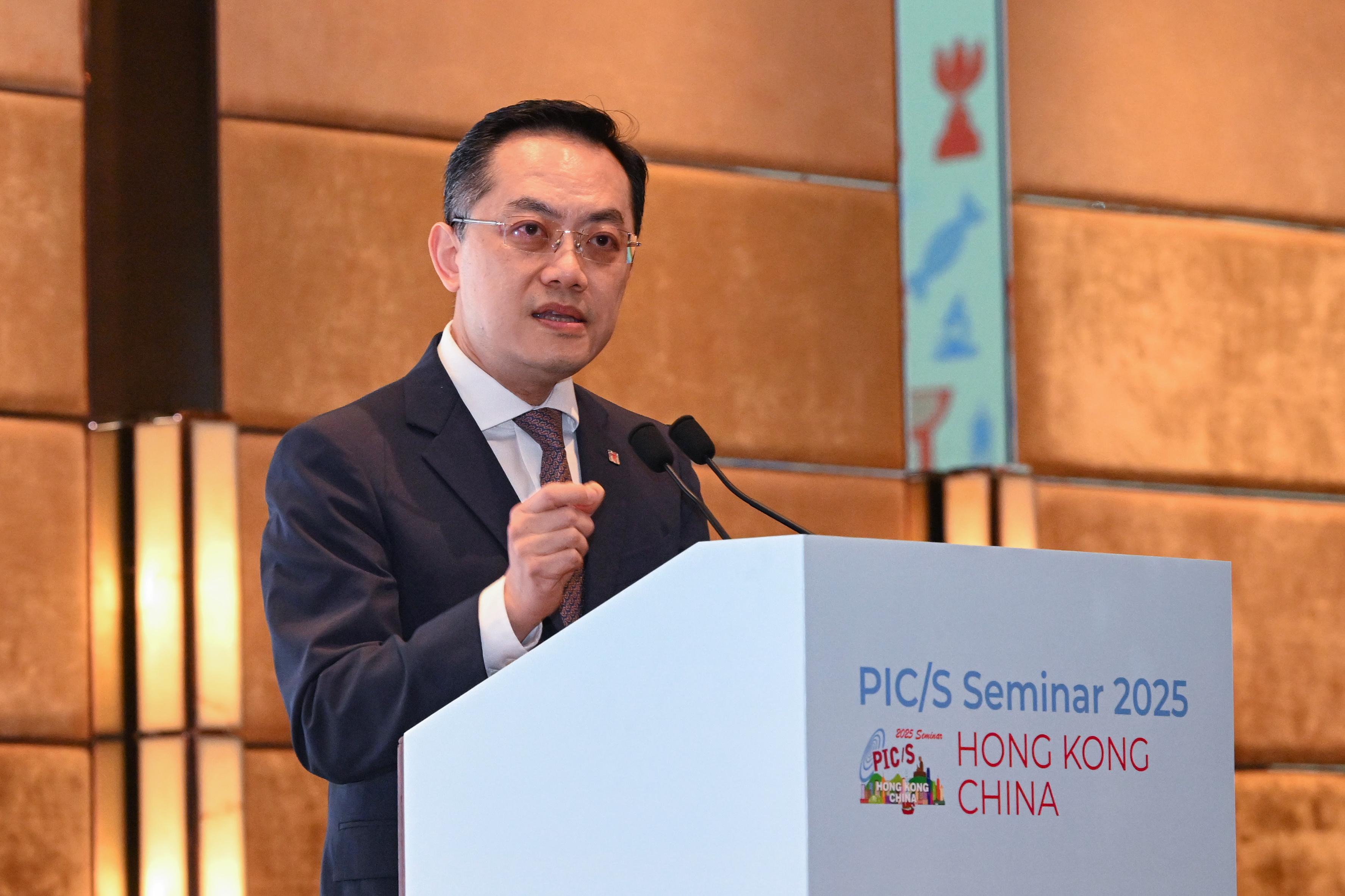 「二○二五年藥品檢查合作計劃(PIC/S)研討會」今日(十一月五日)在香港揭幕。PIC/S研討會是全球藥物監管機構的年度盛會,今年由衞生署和香港藥劑業及毒藥管理局合辦,為期三日,全球共超過50個藥物監管機構和組織派出逾160名負責規管藥物製造的檢查員和專家來港參與。圖示衞生署署長林文健醫生致開幕辭。