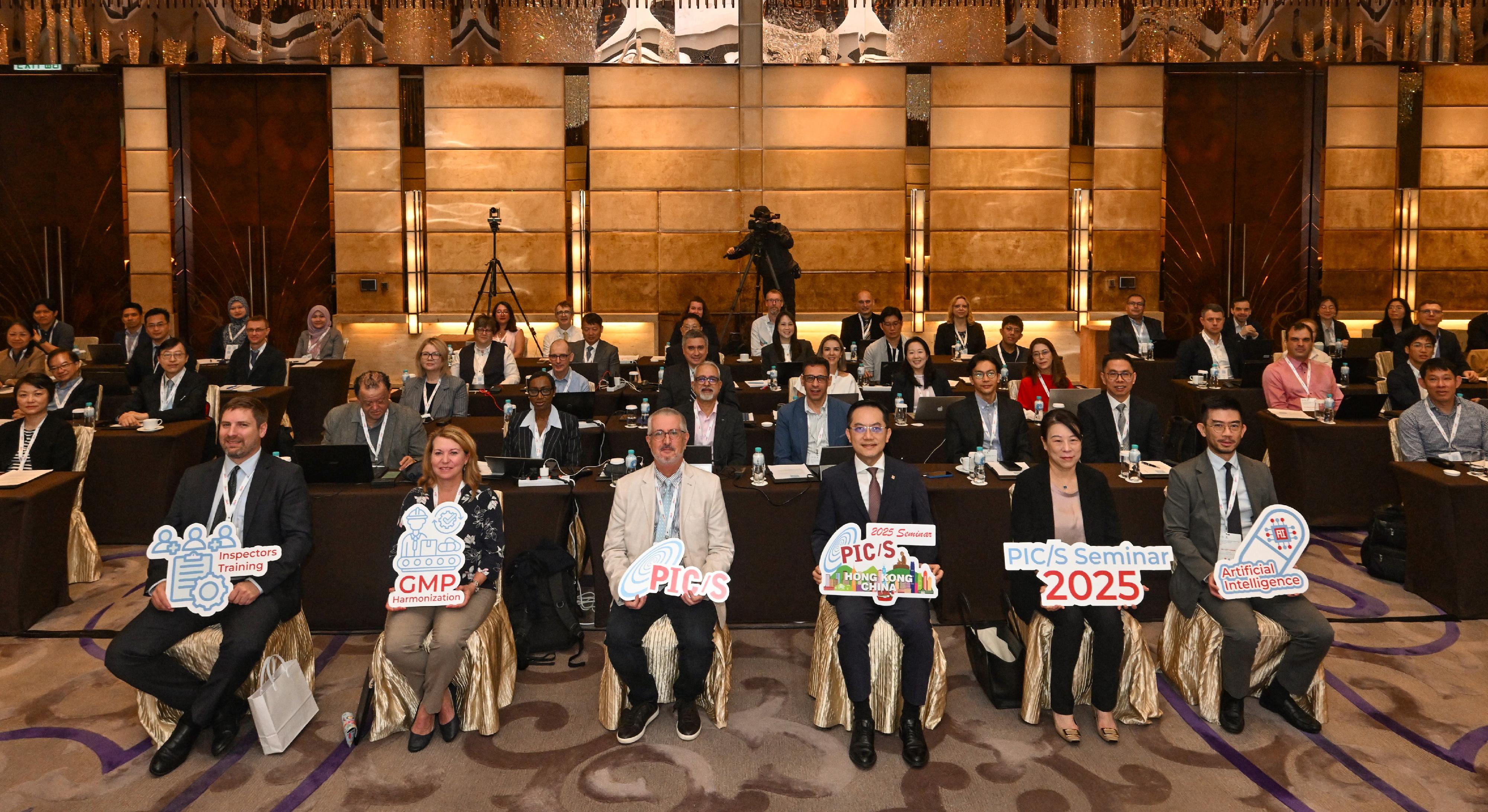 「二○二五年藥品檢查合作計劃(PIC/S)研討會」今日(十一月五日)在香港揭幕。PIC/S研討會是全球藥物監管機構的年度盛會,今年由衞生署和香港藥劑業及毒藥管理局合辦,為期三日,全球共超過50個藥物監管機構和組織派出逾160名負責規管藥物製造的檢查員和專家來港參與。圖示衞生署署長林文健醫生(前排右三)、衞生署規管事務總監封螢醫生(前排右二)、PIC/S主席雅克.莫瑞納斯(前排左三)和其他與會者合照。