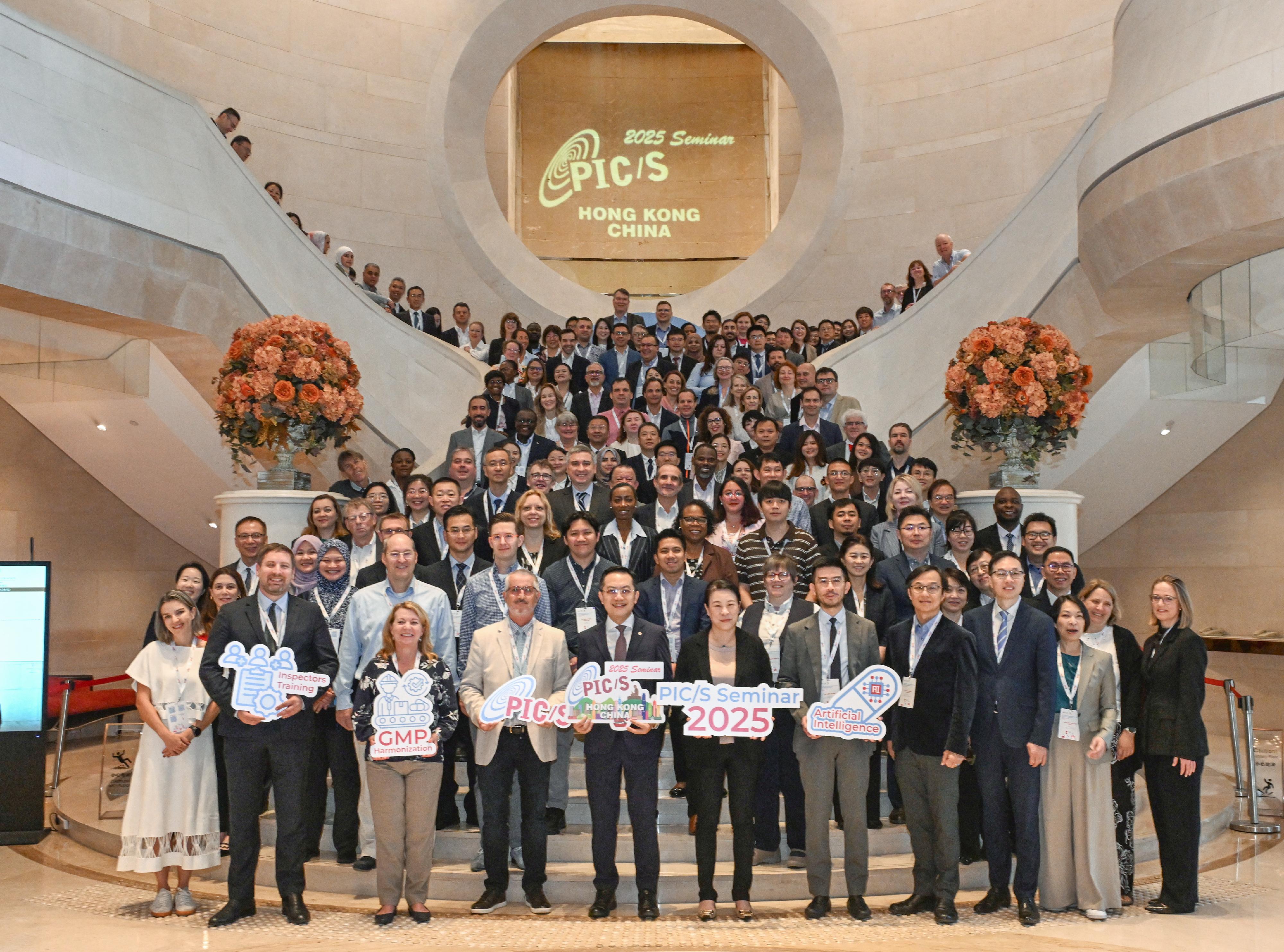 「二○二五年藥品檢查合作計劃(PIC/S)研討會」今日(十一月五日)在香港揭幕。PIC/S研討會是全球藥物監管機構的年度盛會,今年由衞生署和香港藥劑業及毒藥管理局合辦,為期三日,全球共超過50個藥物監管機構和組織派出逾160名負責規管藥物製造的檢查員和專家來港參與。圖示衞生署署長林文健醫生(前排左五)、衞生署規管事務總監封螢醫生(前排左六)、PIC/S主席雅克.莫瑞納斯(前排左四)和其他與會者合照。