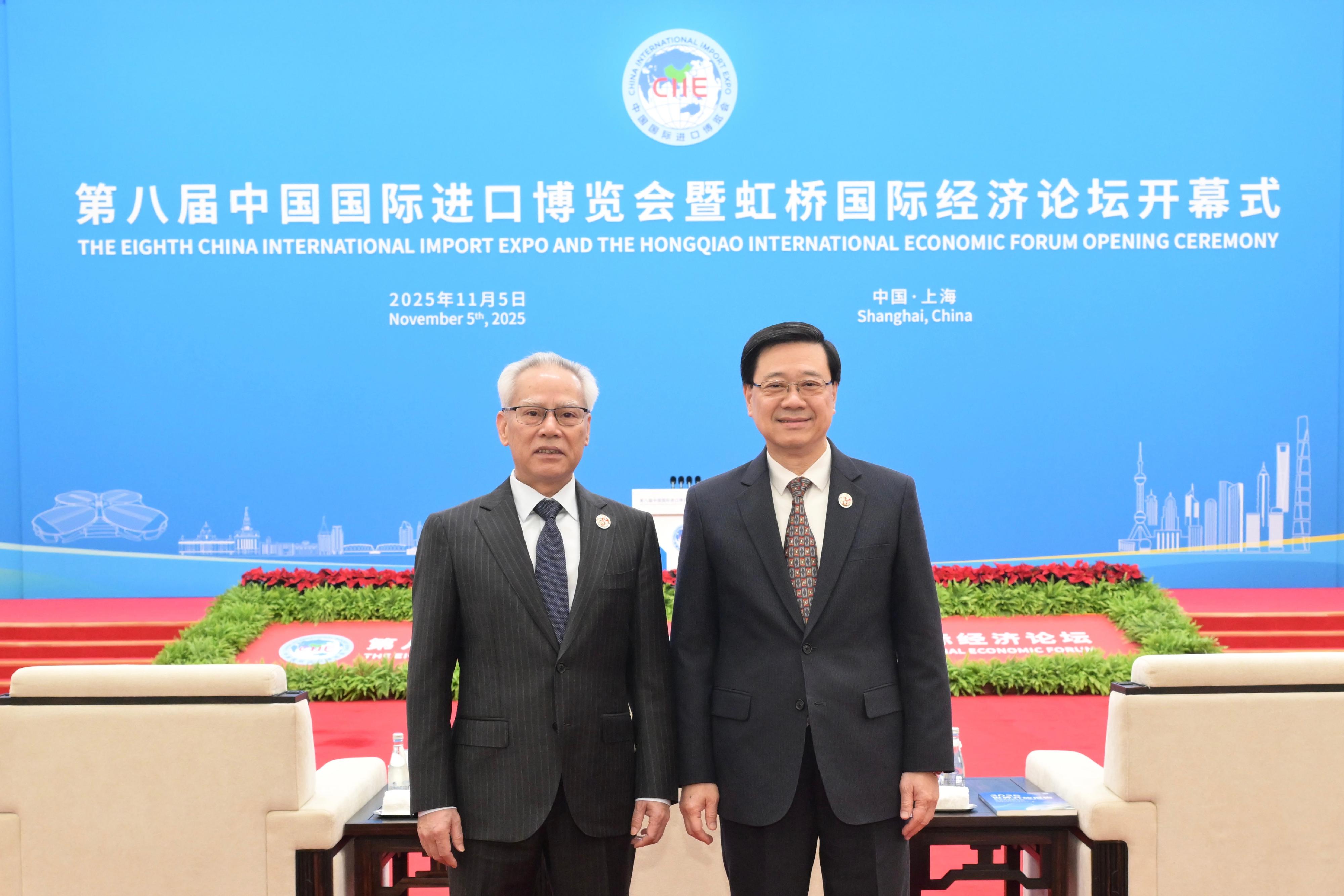 The Chief Executive, Mr John Lee, attended the eighth China International Import Expo and the Hongqiao International Economic Forum Opening Ceremony in Shanghai today (November 5). Photo shows Mr Lee (right) and the Chief Executive of the Macao Special Administrative Region, Mr Sam Hou-fai (left) at the ceremony.
